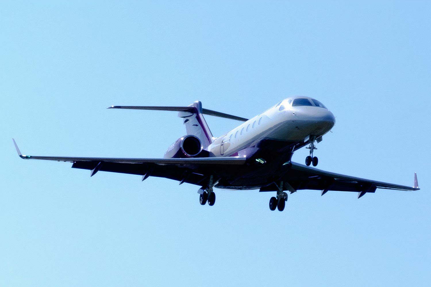 Sparkle_Roll_Jet_Embraer_Legacy_500_B-3385_na_aproximação_final_no_Aeroporto_Songshan_de_Taipei_24/09/2016a