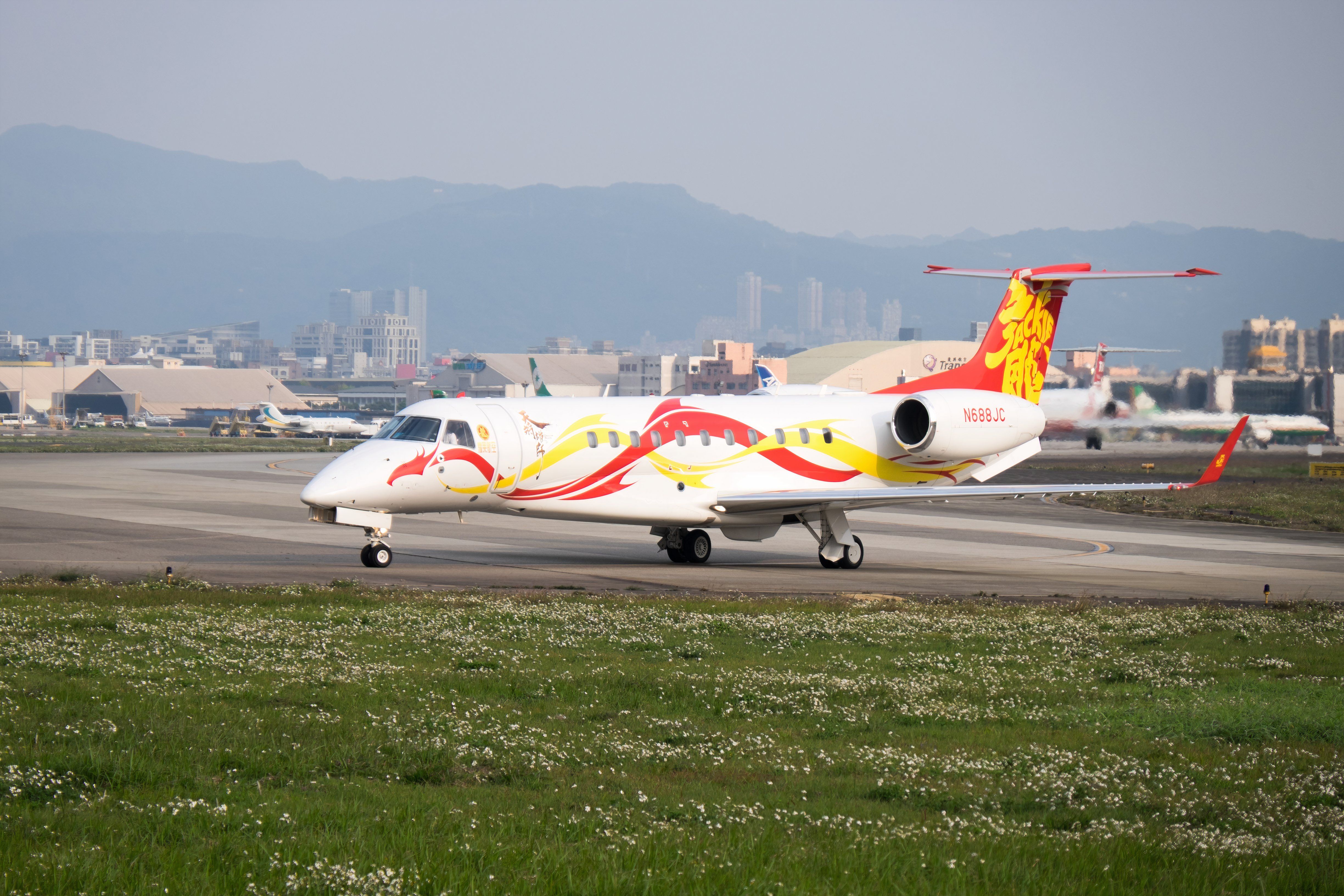 Sparkle_Roll_Jet_Embraer_Legacy_650_N688JC_Partindo_do_Aeroporto_Songshan_de_Taipei_20150221c