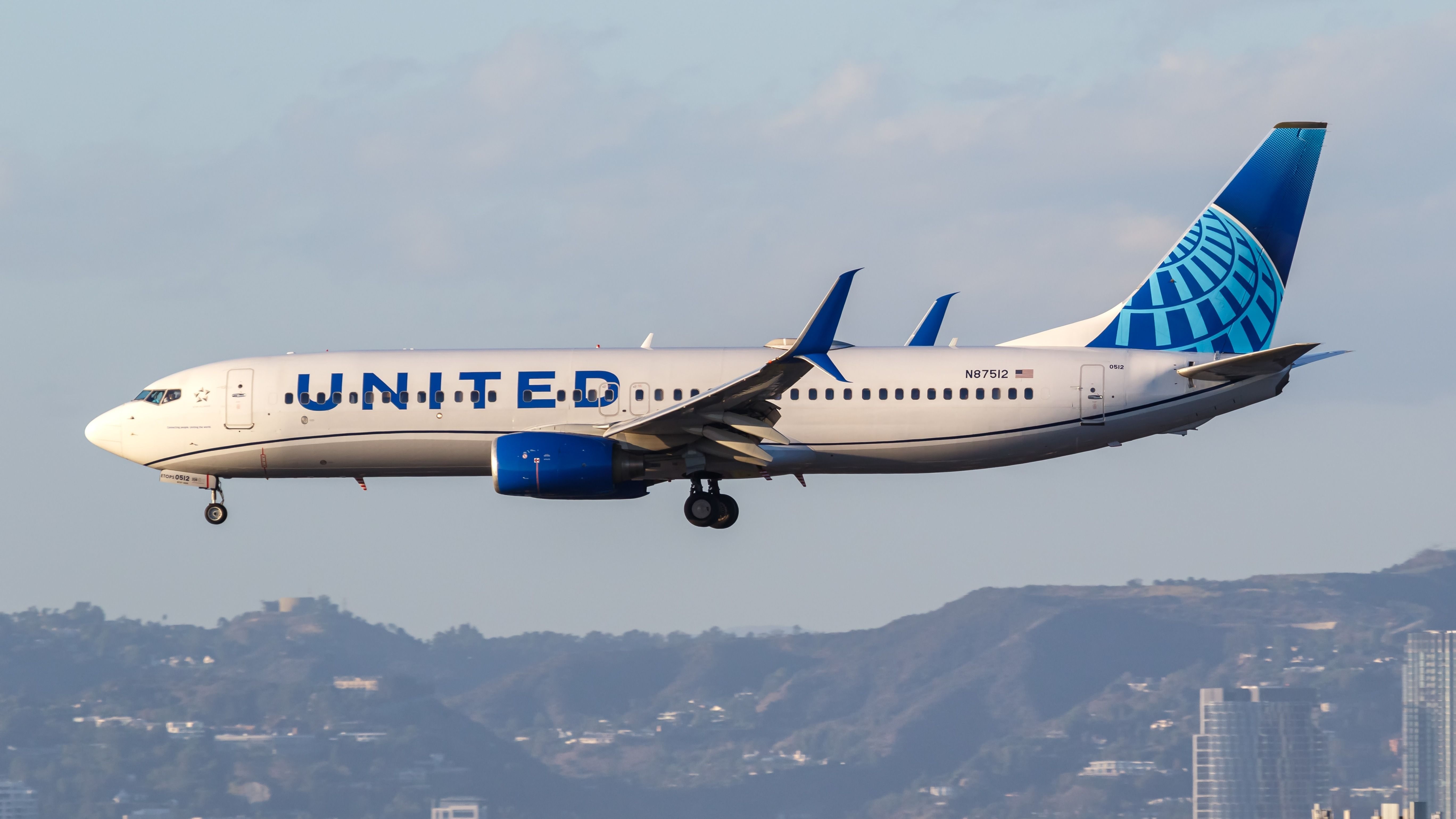 United Airlines Boeing 737-800 landing at LAX shutterstock_2415845955
