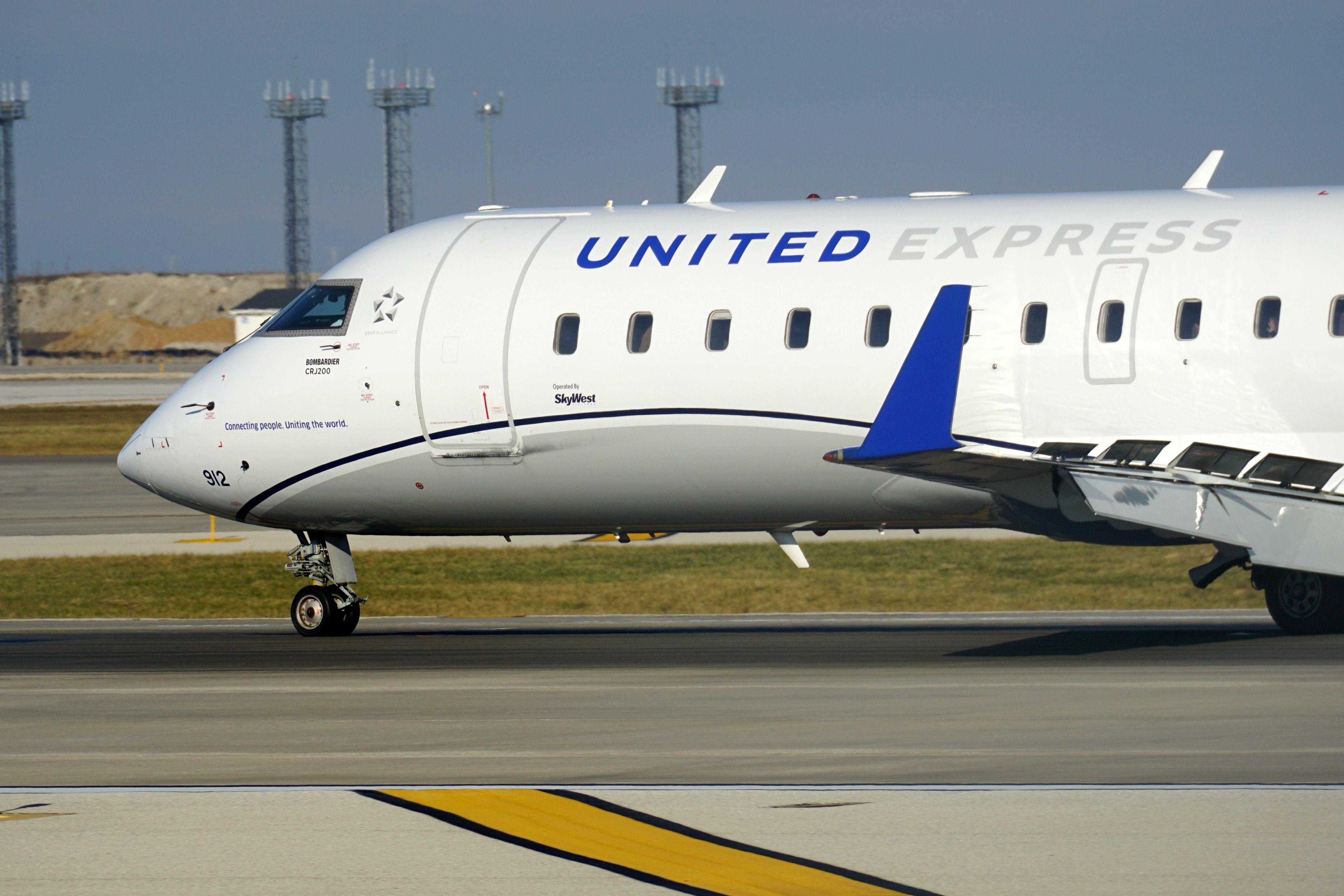 United EXPress SkyWest Airlines Taxpraer E175 Taxi in Ord 