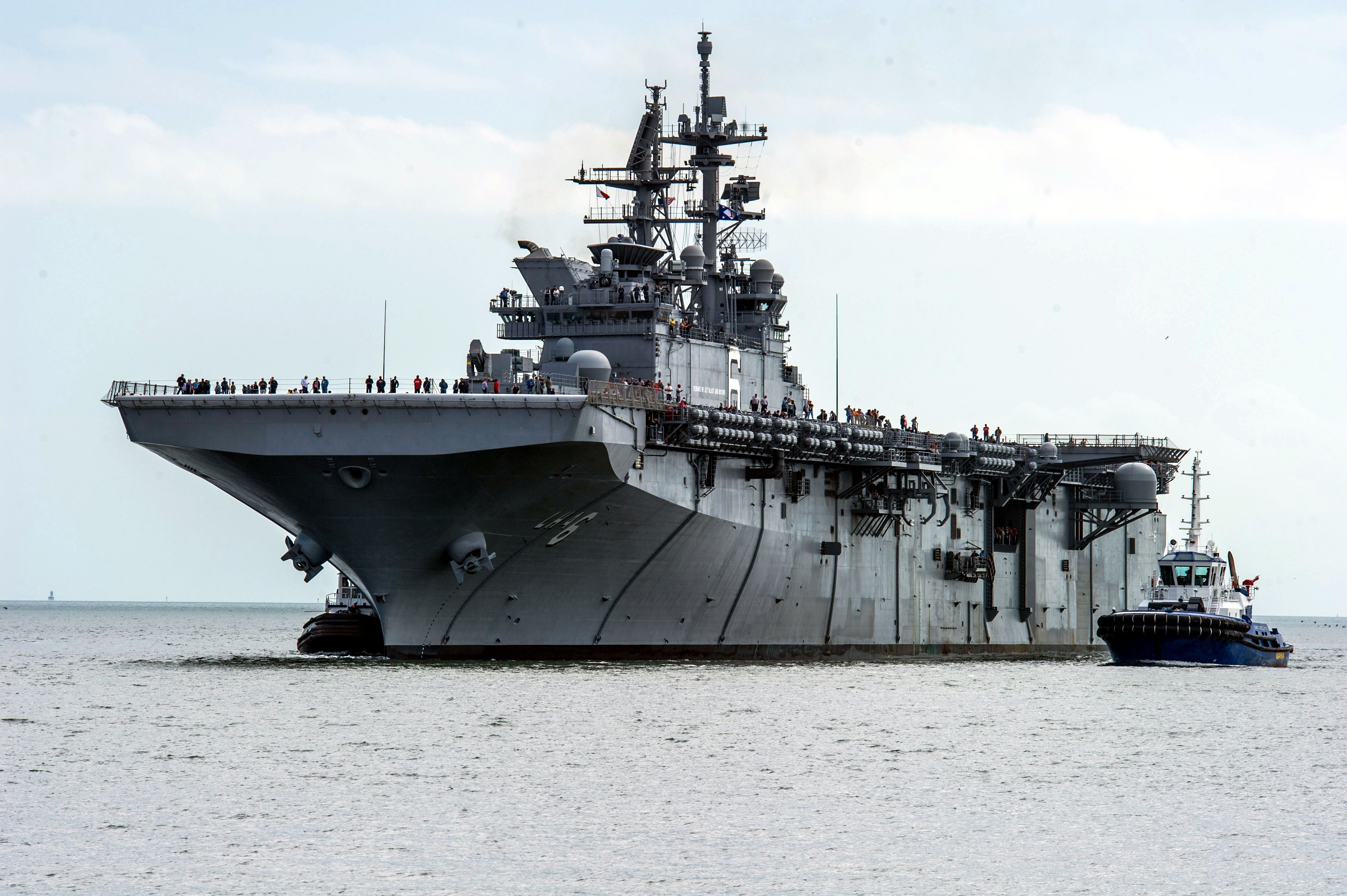 USS_AMERICA_（LHA-6）_OFF_PASCAGOULA_IN_2013