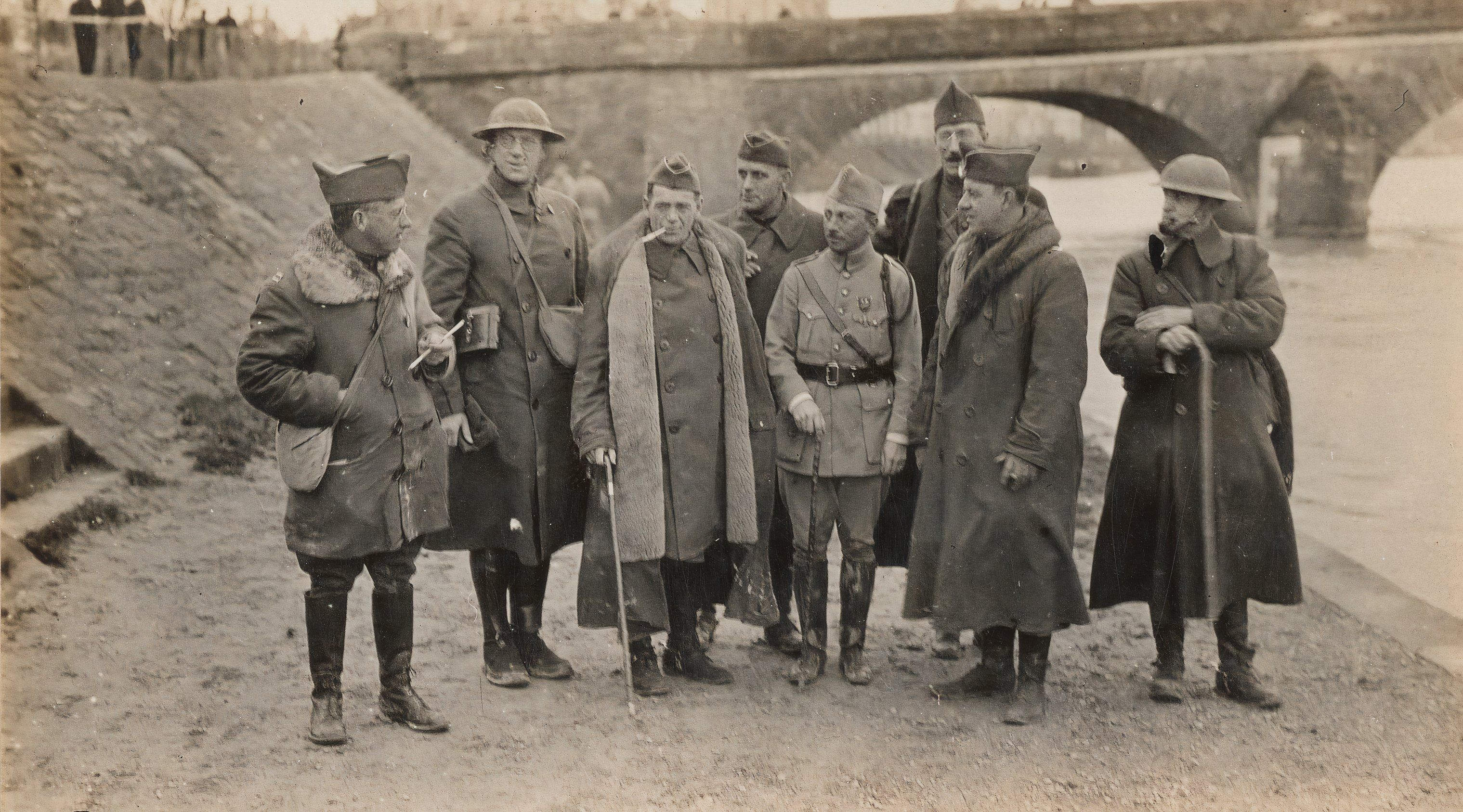 111-SC-7028 _-_-cologan_and_staff, _one_hundred_and_firstt_infantry, _Twenty-Sixth_division, _en_ROUTE_TO_FRORON _-NARA _ -_-5517480_ (Croppt) _