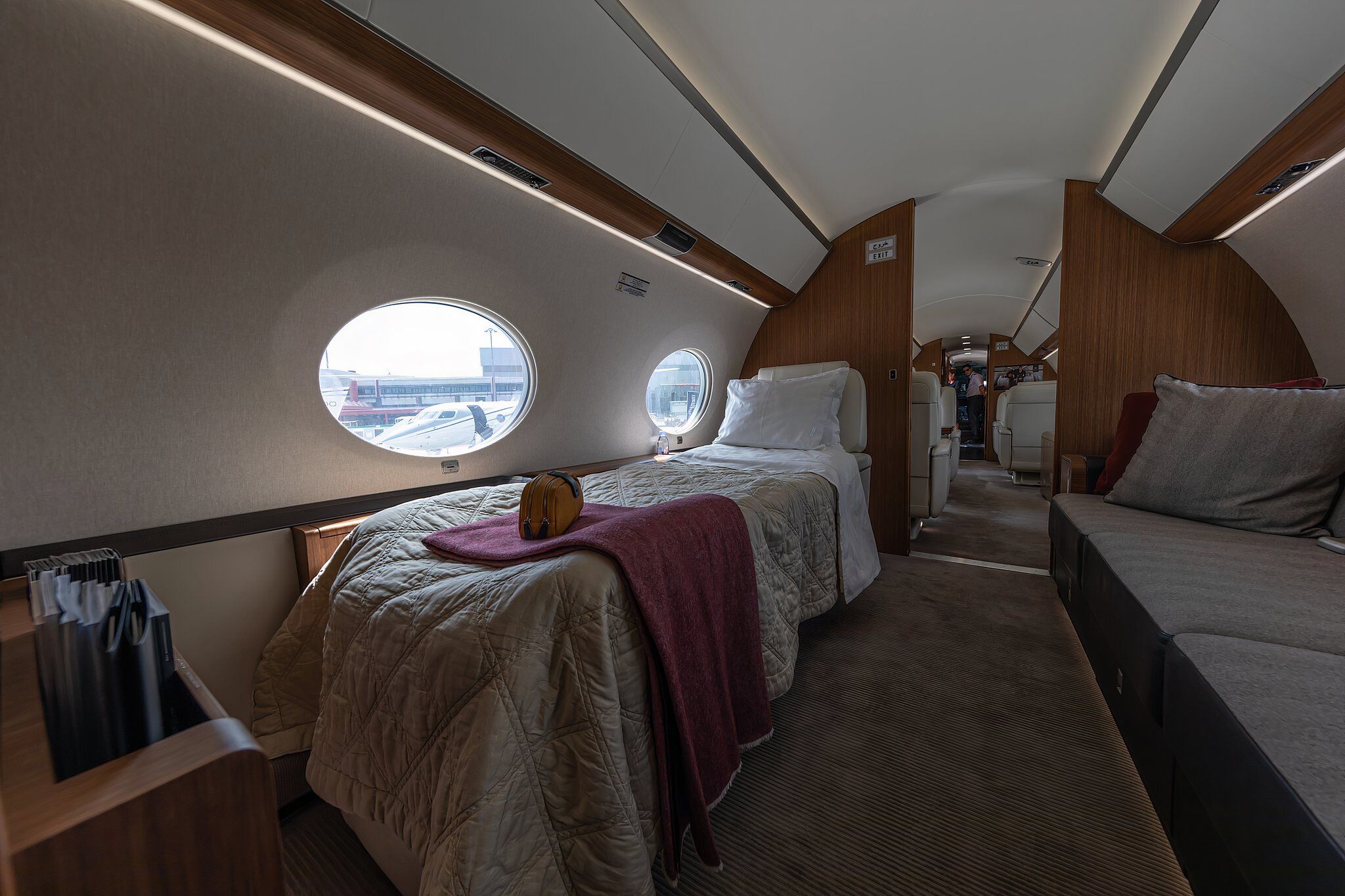 2048px-Qatar_Executive_G650,_EBACE_2019,_Le_Grand-Saconnex_(EB190516)