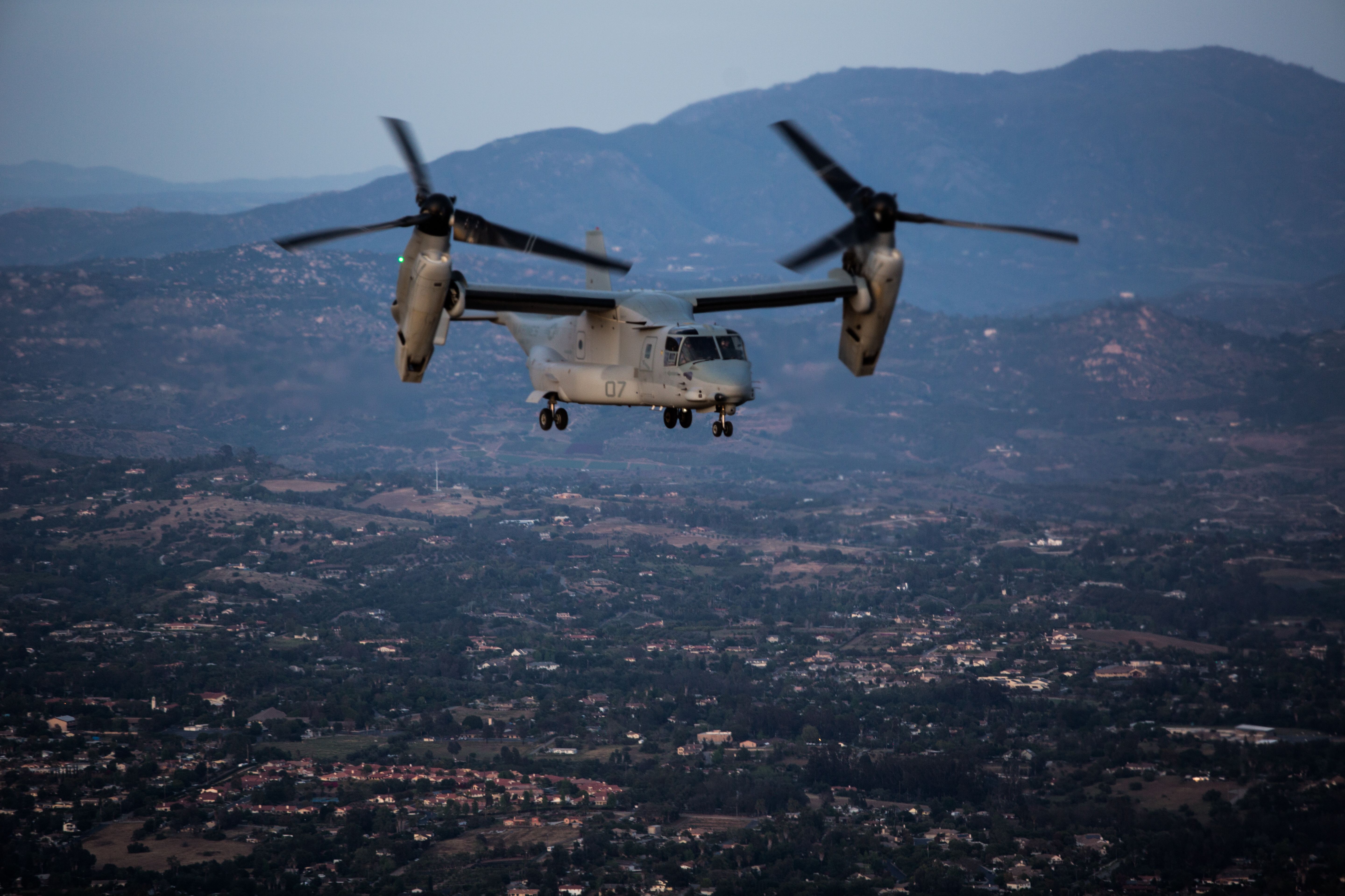 2510754 -MV -22B帶有轉子的MV -22B在決賽中部分向前降落在加利福尼亞的某個Dusk