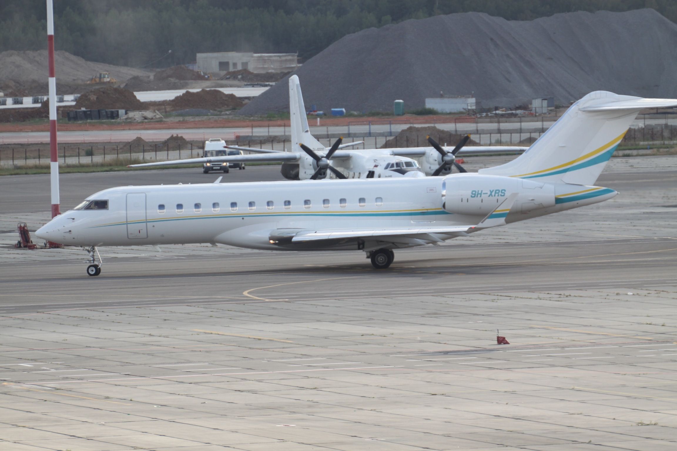 9H-XRS_Canadair_Global_Express_(7985072722)