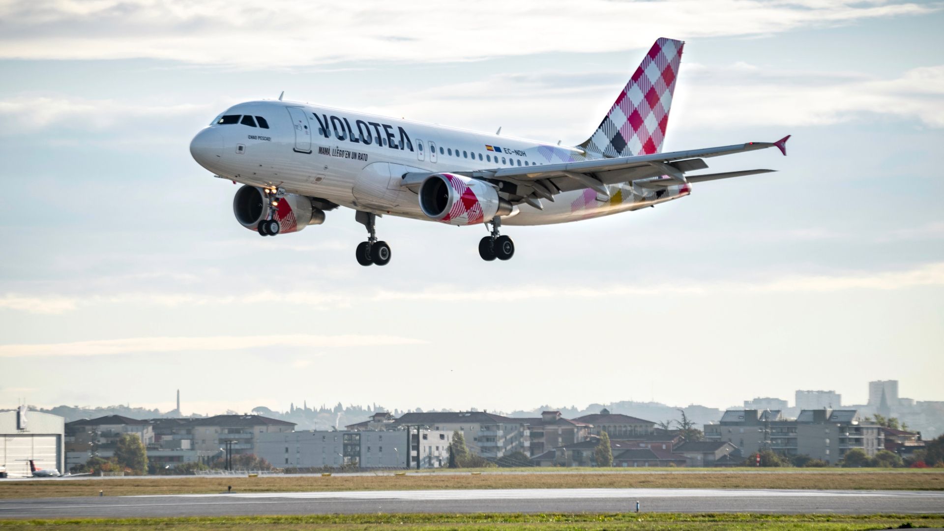 Airbus A319 Volotea MSN3403 first XFW Toulouse flight - Landing