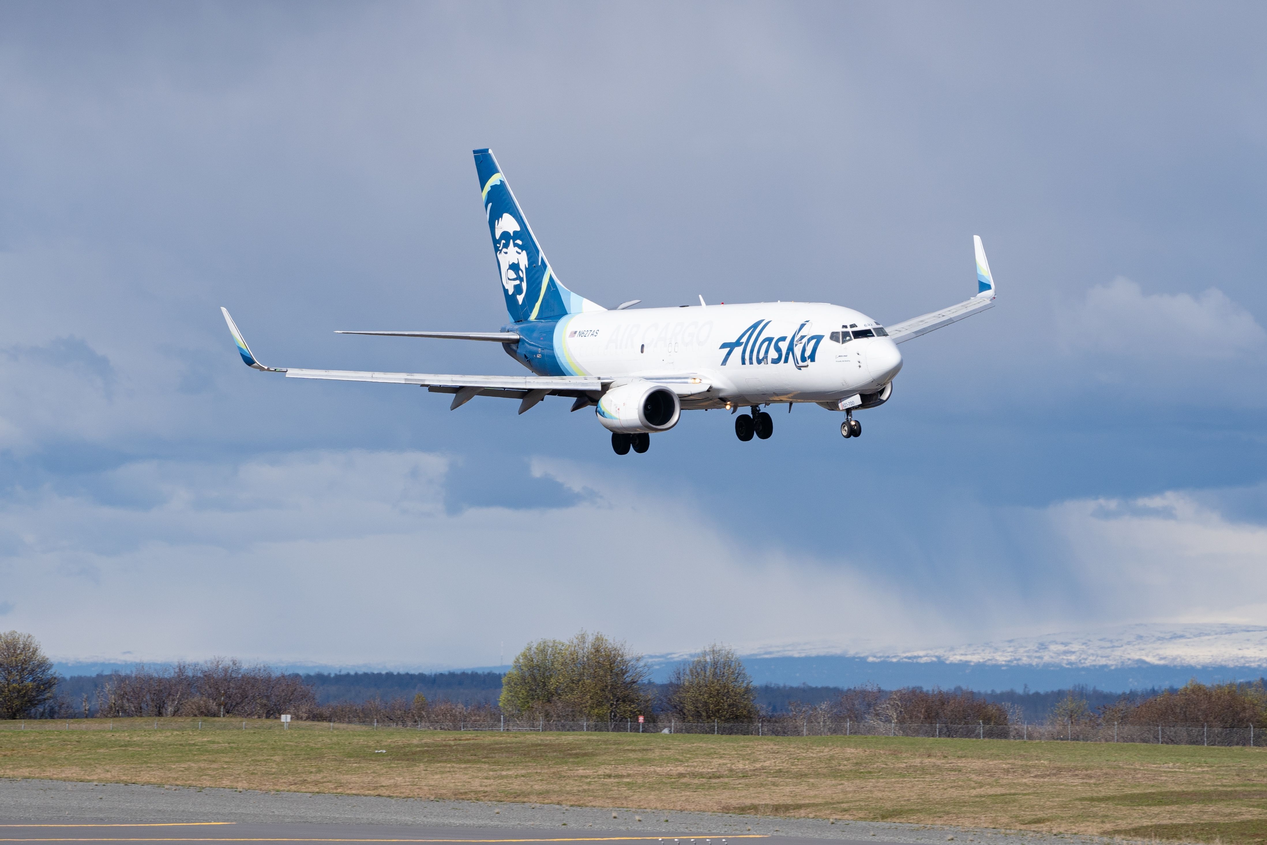 Alaska Airlines Boeing 737-700 Land in Anc Shutterstock_2474864119