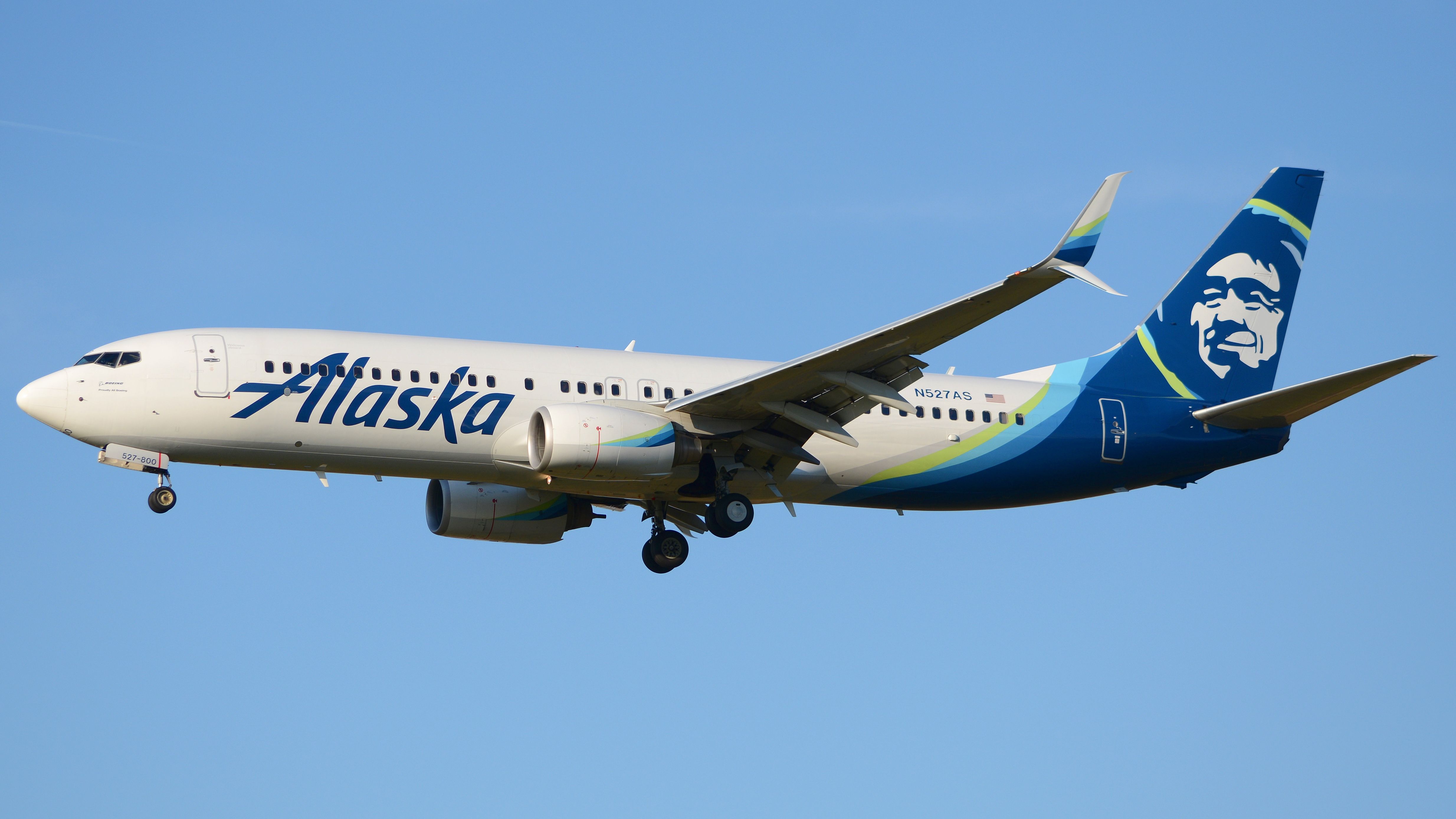 阿拉斯加航空公司波音737-800登陸PHL Shutterstock_772177273