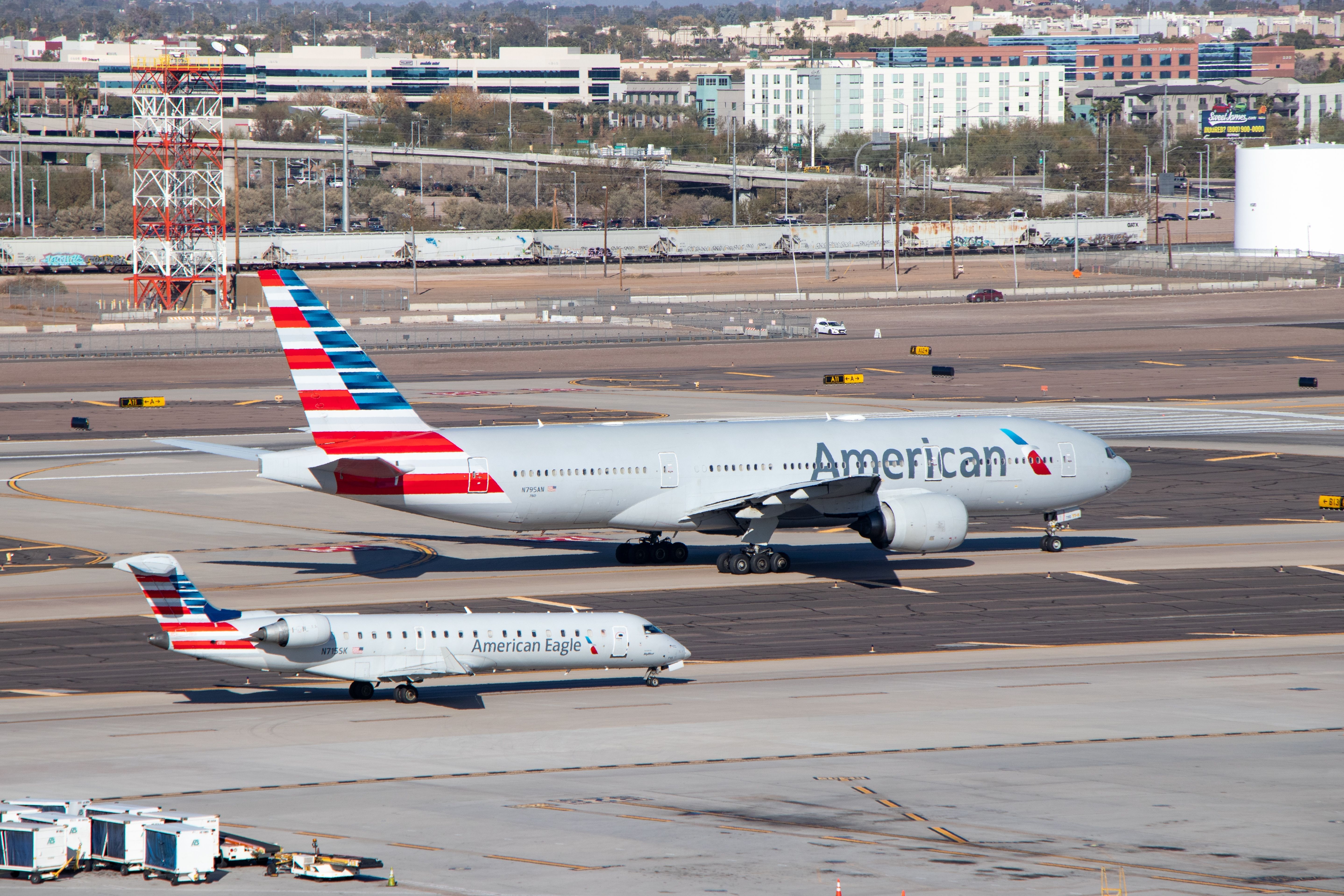 American Airlines plane at PhX SHUTTESTOCK_2440105399