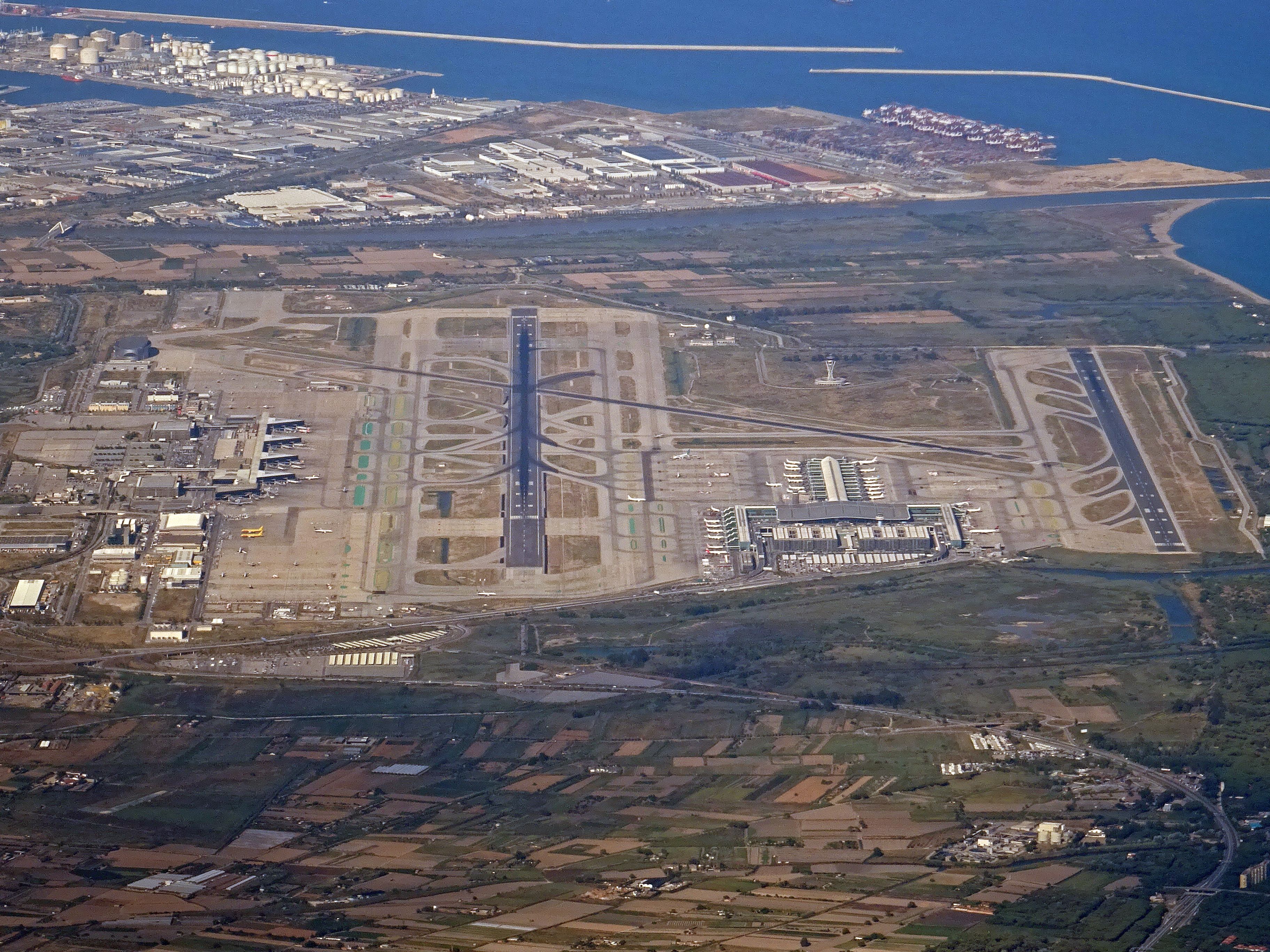 bcn_airport_from_flight_bcn-ory_a320_ec-mle_（439529444862）
