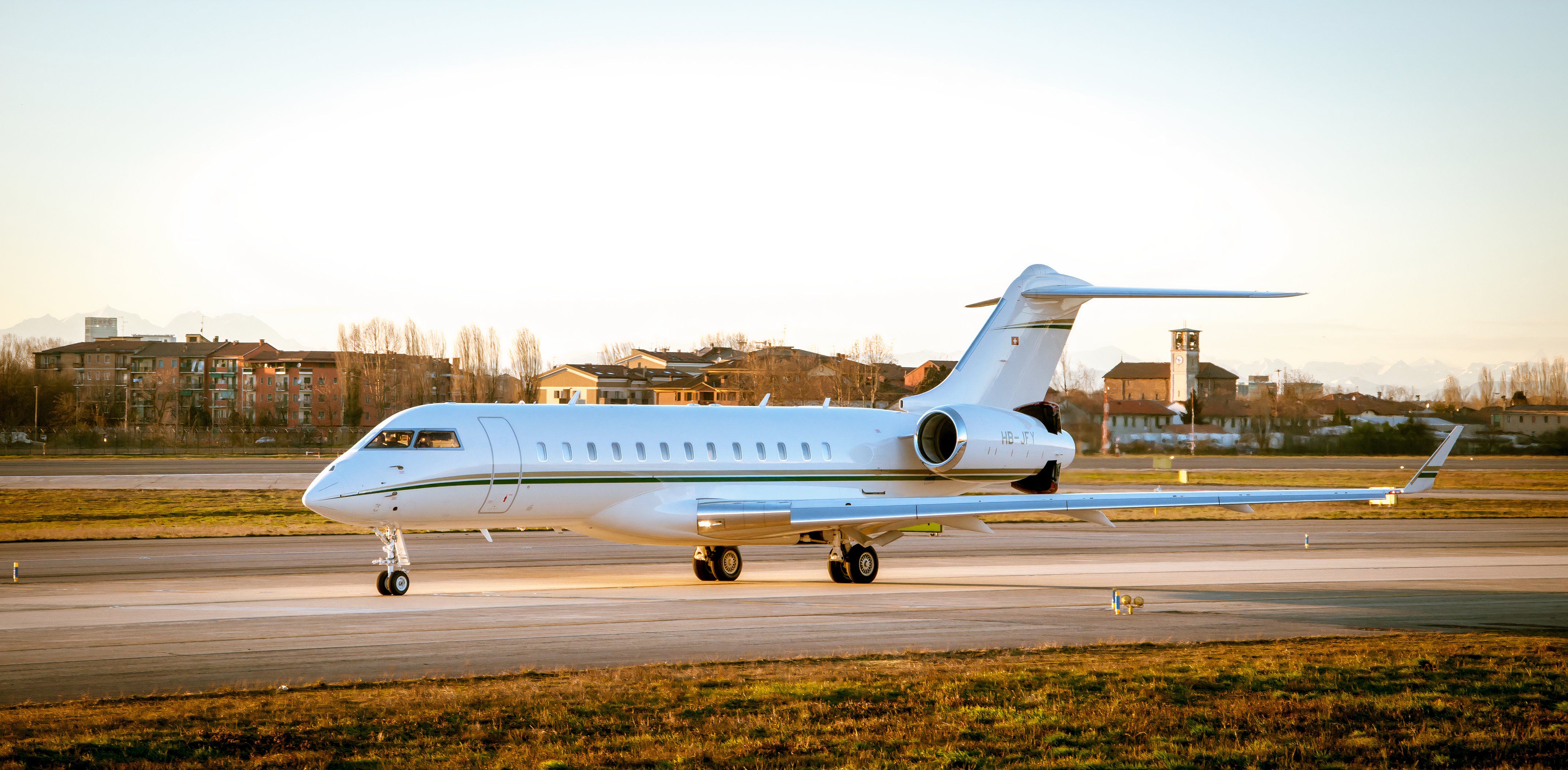 Bombardier_BD-700-1A10_Global_6000_Rolex_at Aeroporto_di_Milano_Linate