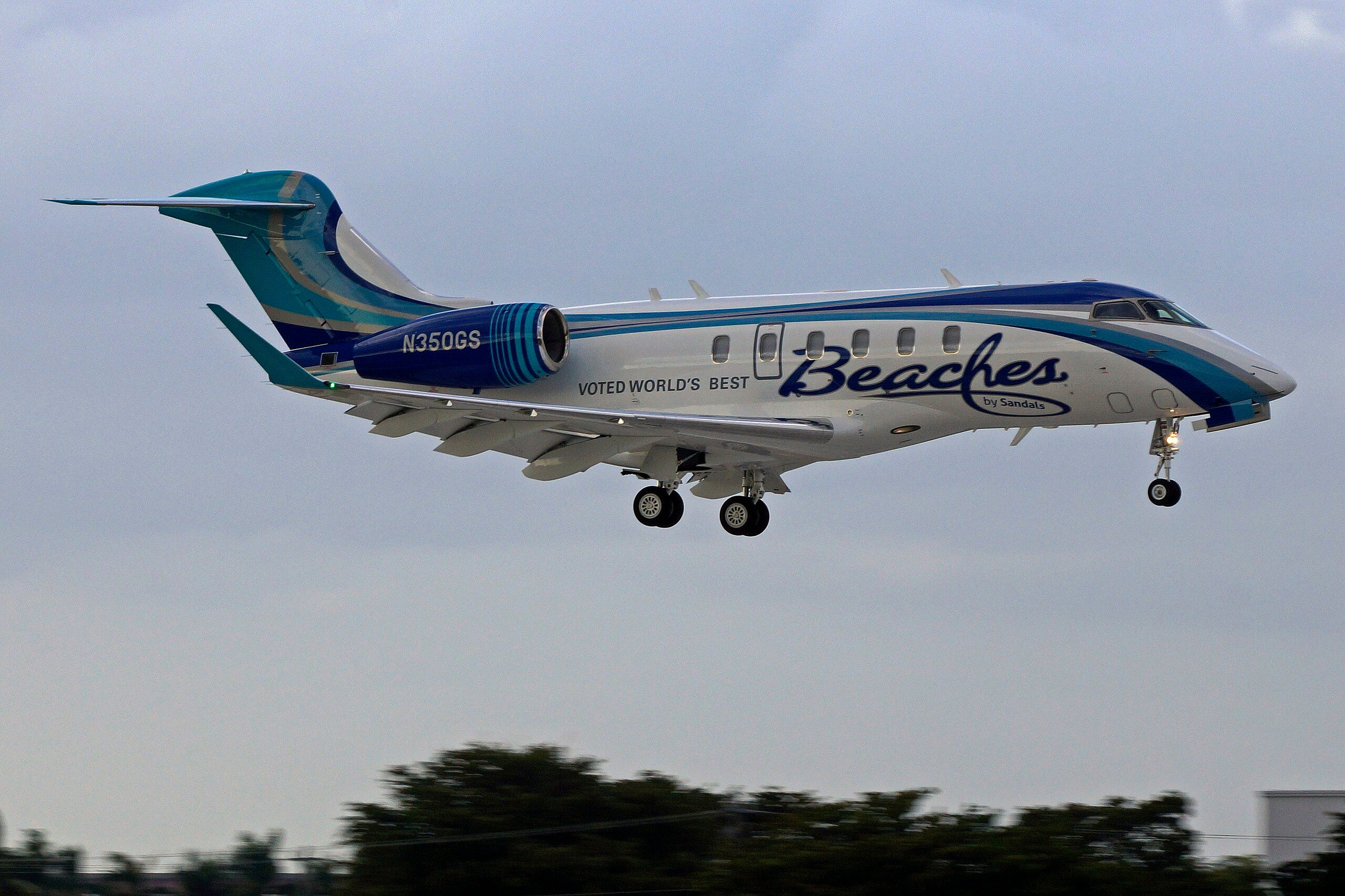  Bombardier Challenger 350 on final approach at Miami International Airport
