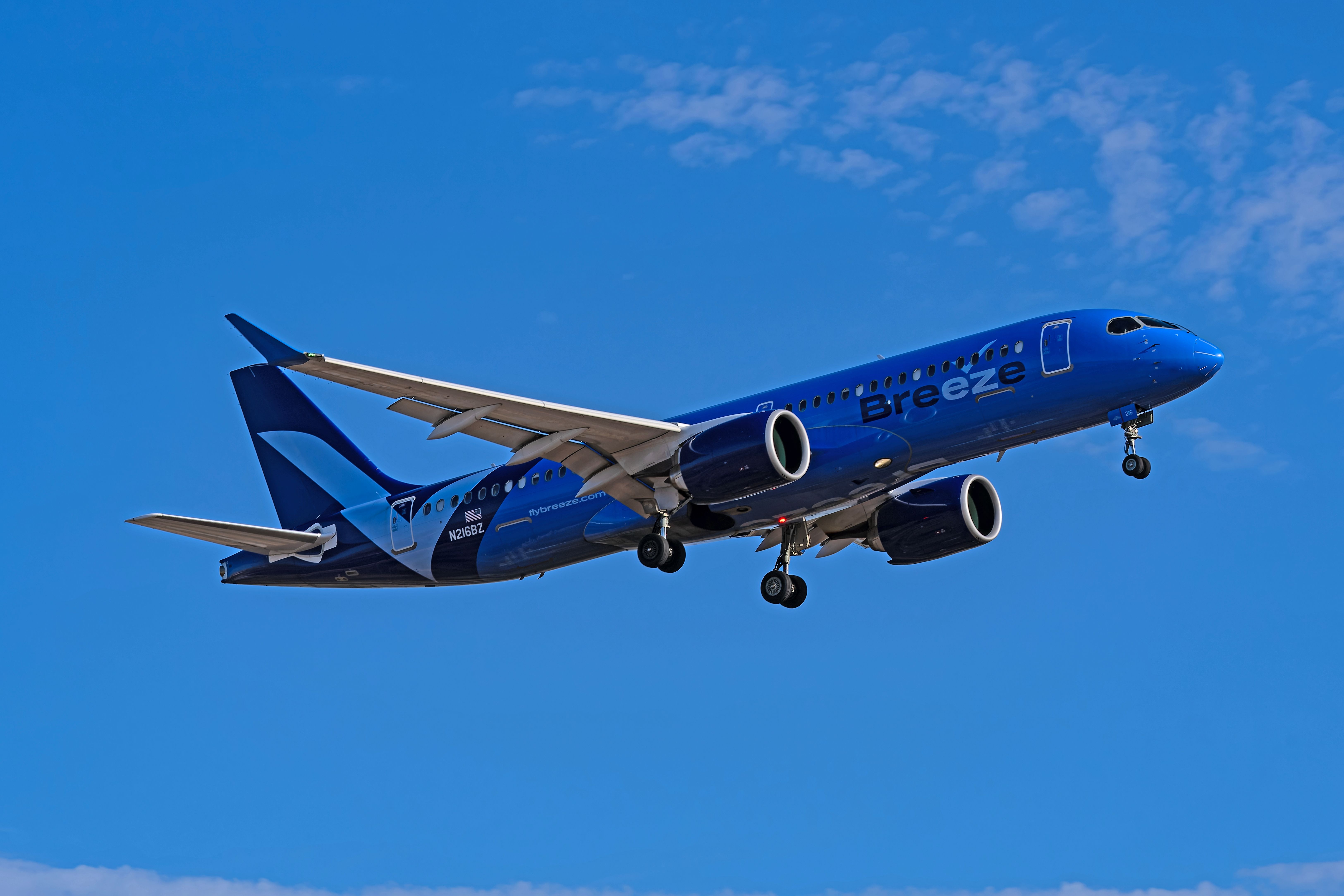 Breeze Airways Airbus A220-300 Landing in PhX SHUTTESTOCK_249888459