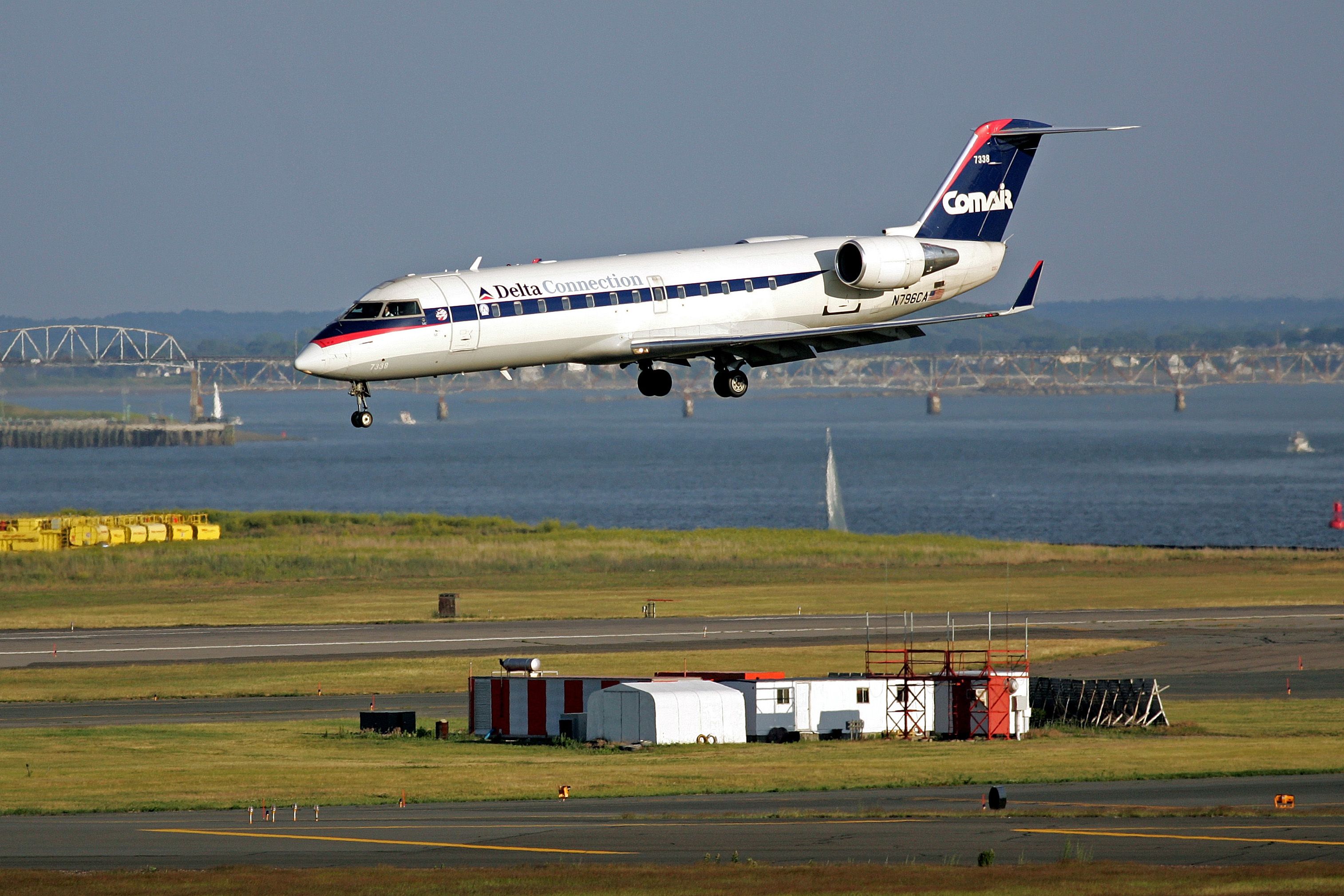 Comair Delta connection jet landing.