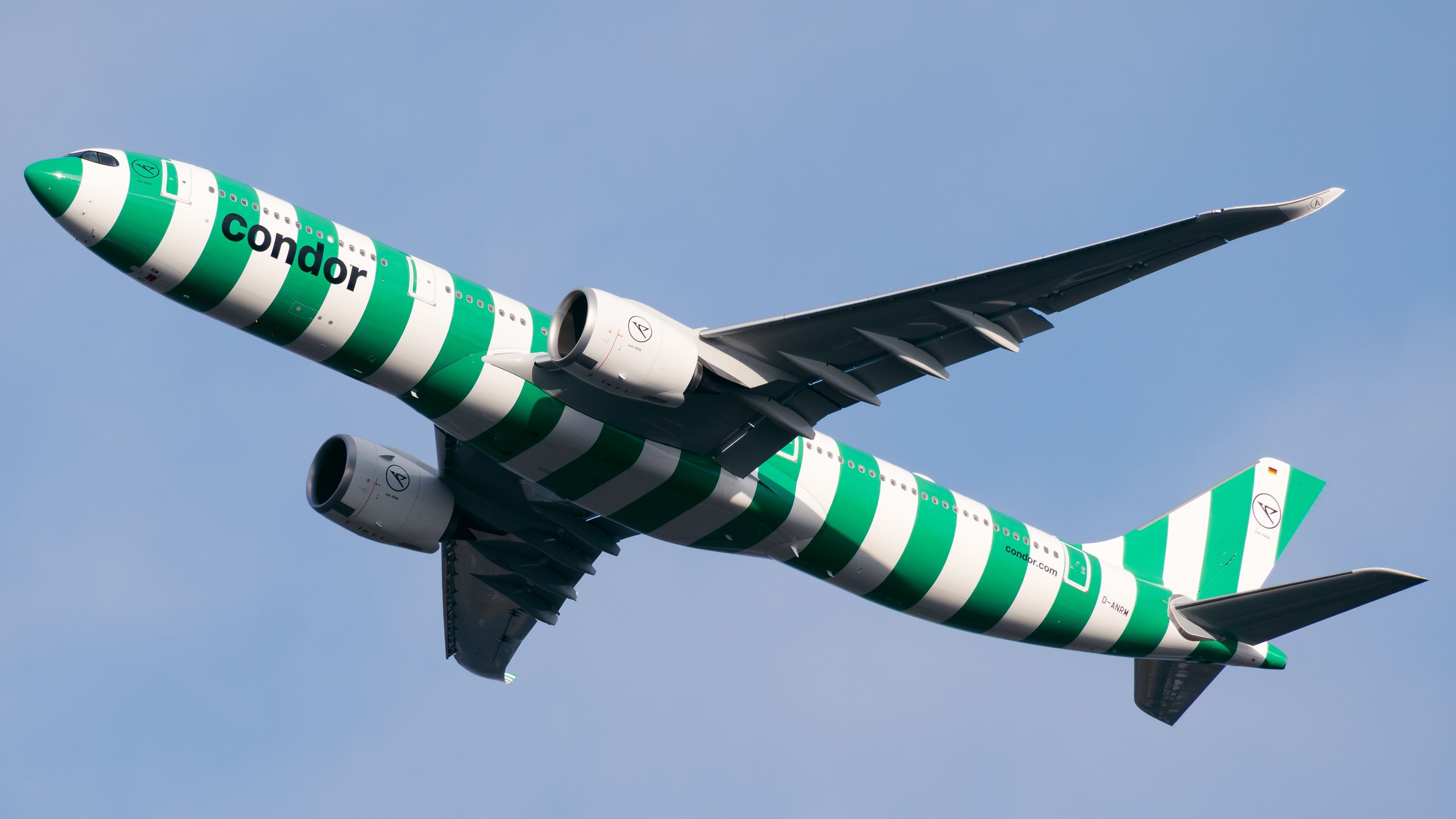 禿鷹空客A330-900離開fra shutterstock_2446491059