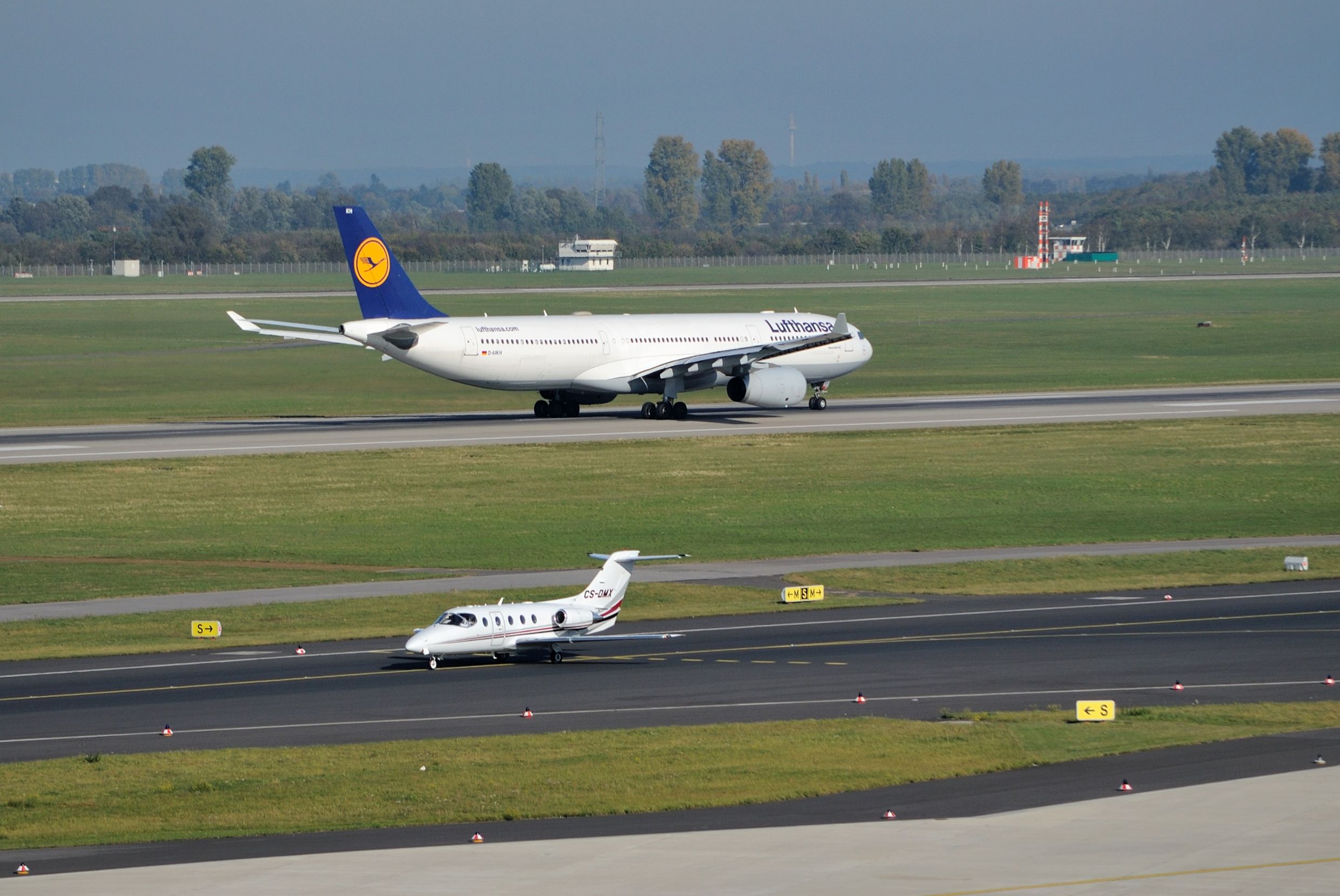 Düsseldorf,_Flughafen,_CS-DMX,_2011-10_CN-02