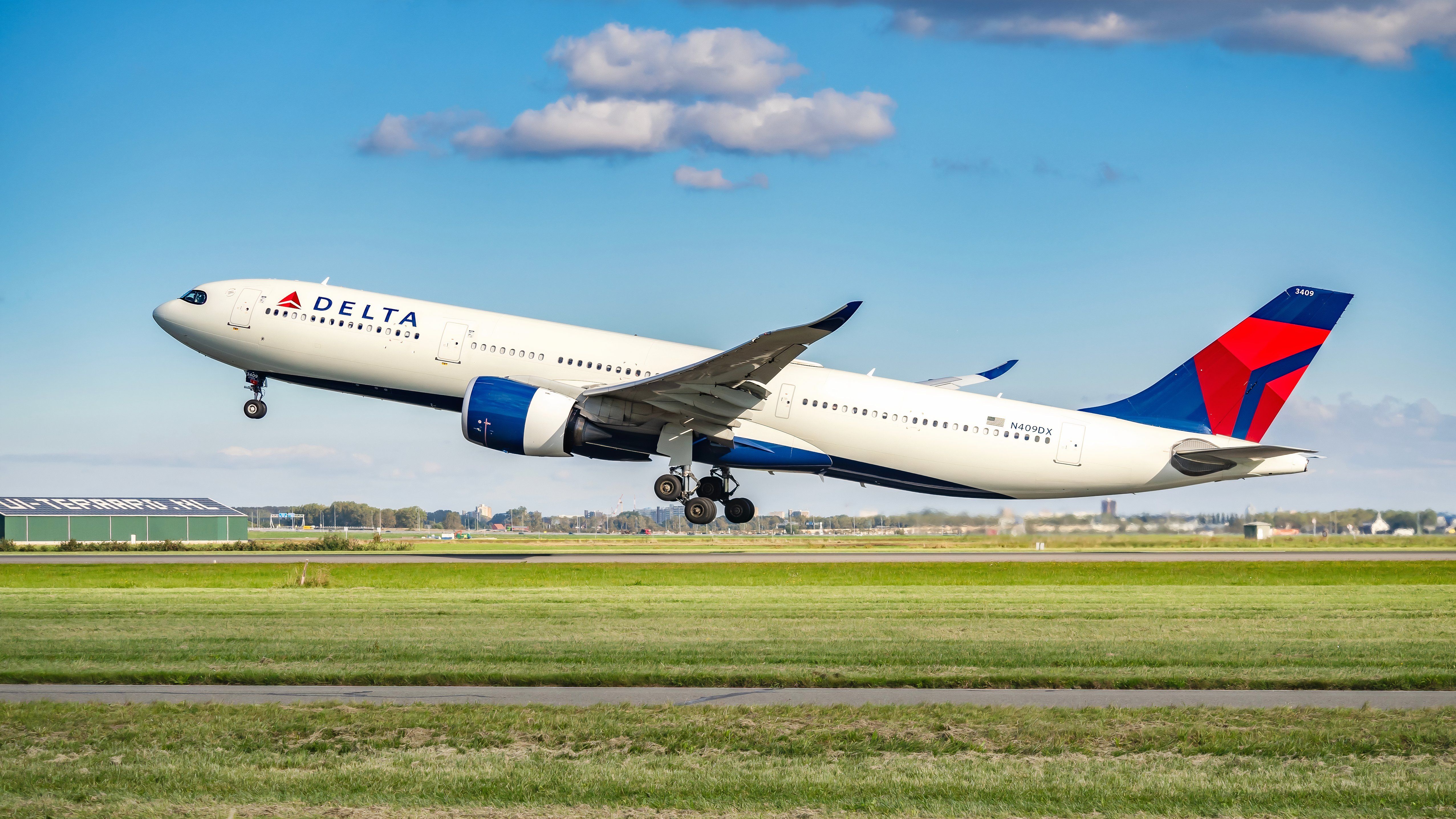Delta A330neo shutterstock_2538300979 (1)