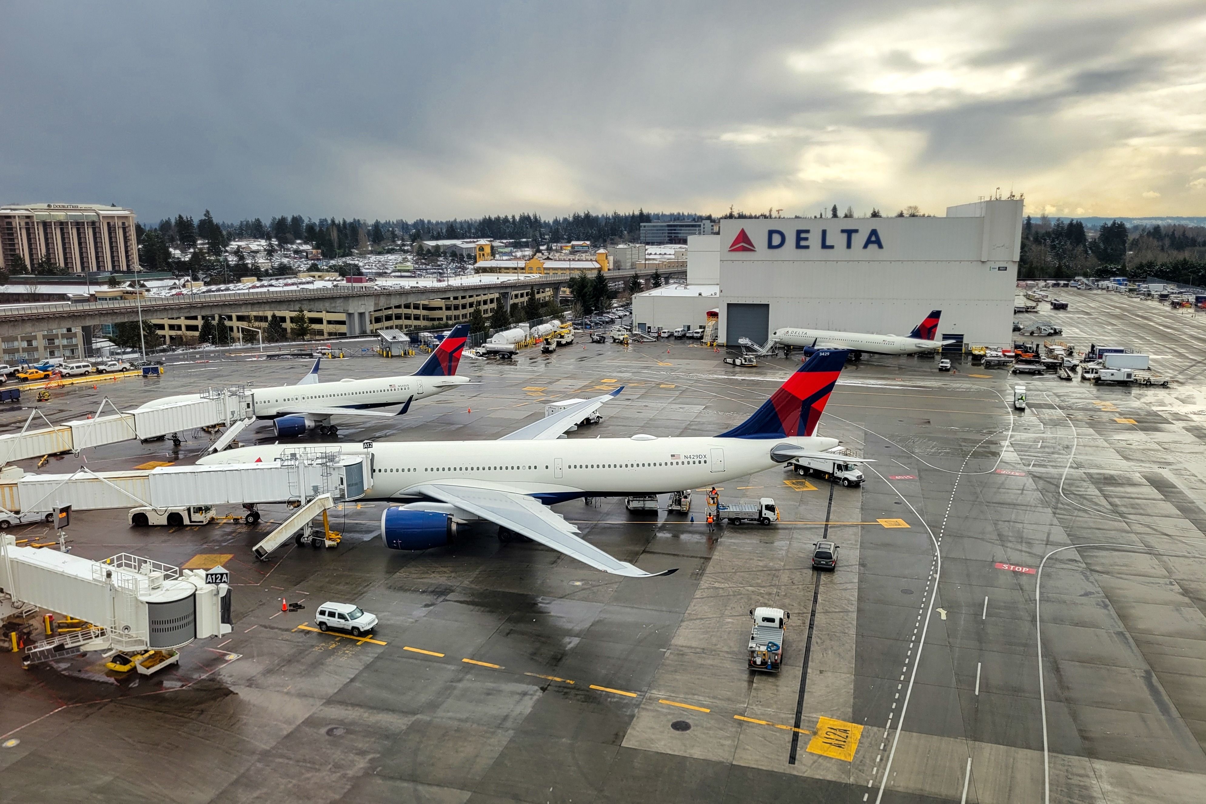 Delta Air Lines飛機在Sea Shutterstock_2605390061
