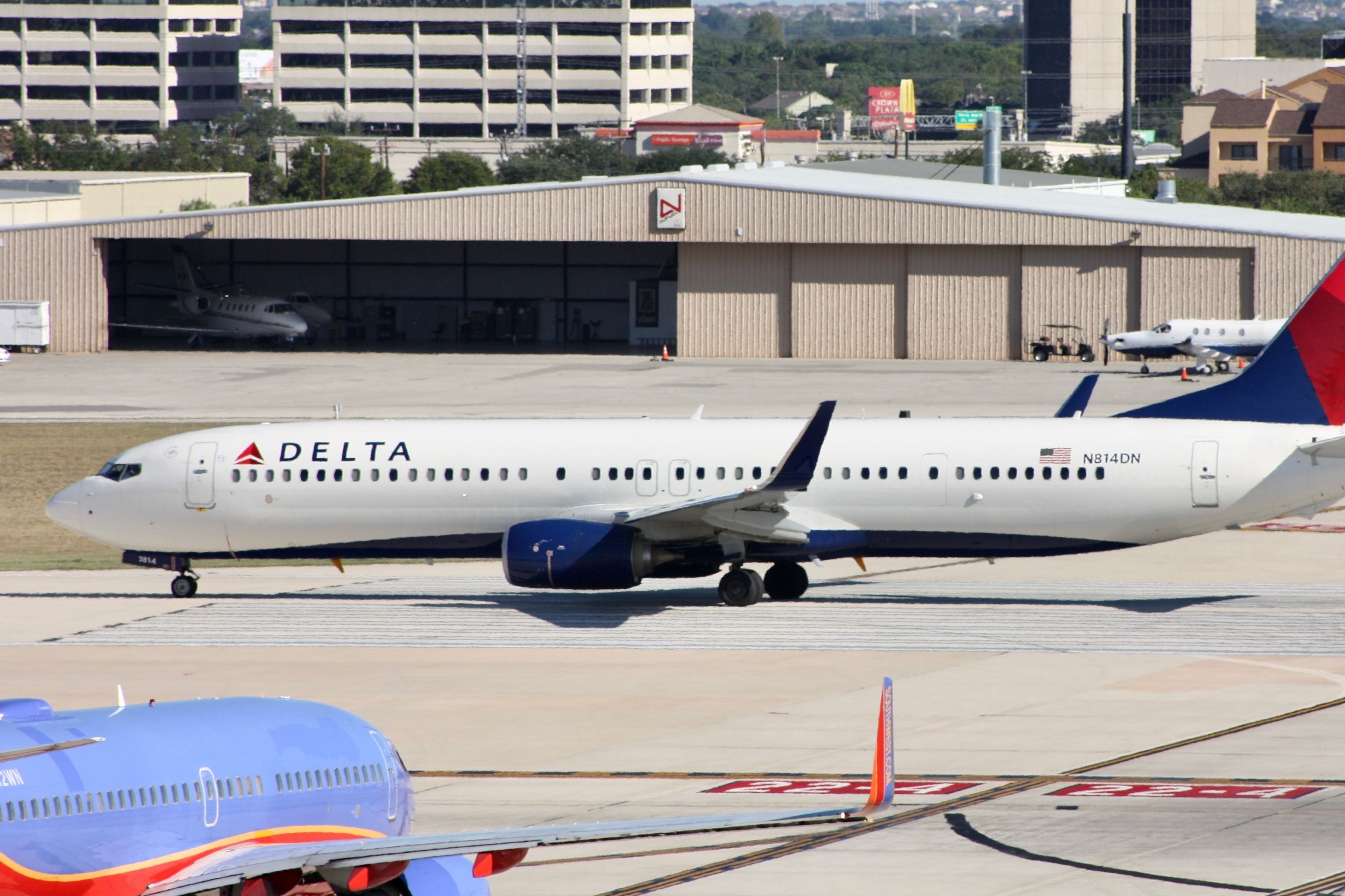 Delta Air Lines Boeing 737-900er Taxiing Shutterstock_2165191415