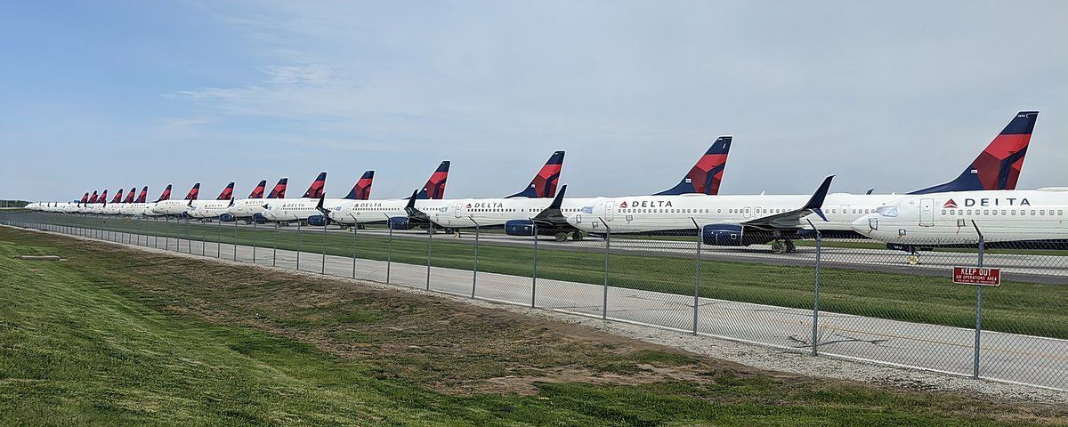 Delta_planes_at_mci_ (49879371996) _ (Construction)