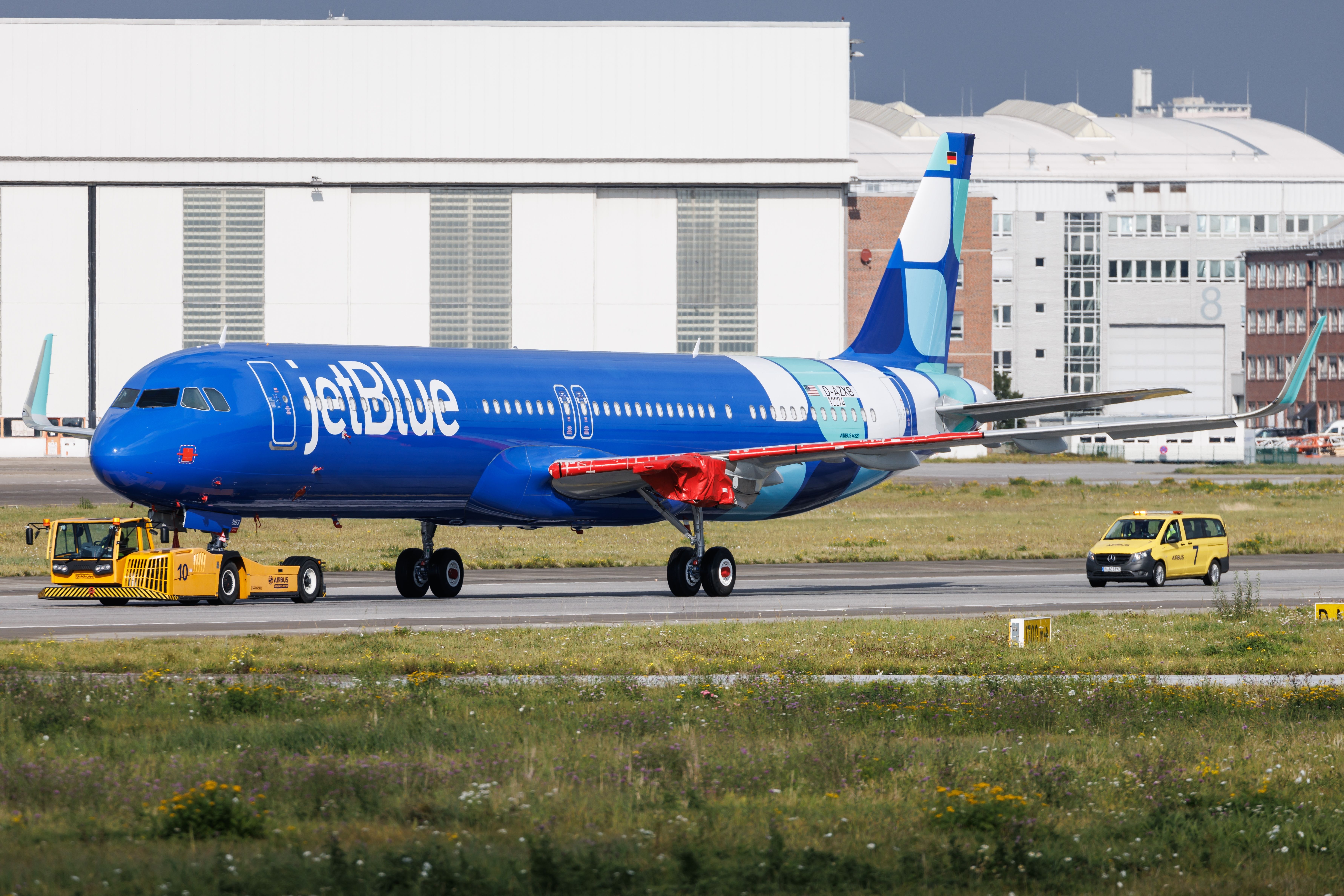 angineless jetblue airbus a321neo در xfw Shutterstock_2583238091 Tugged