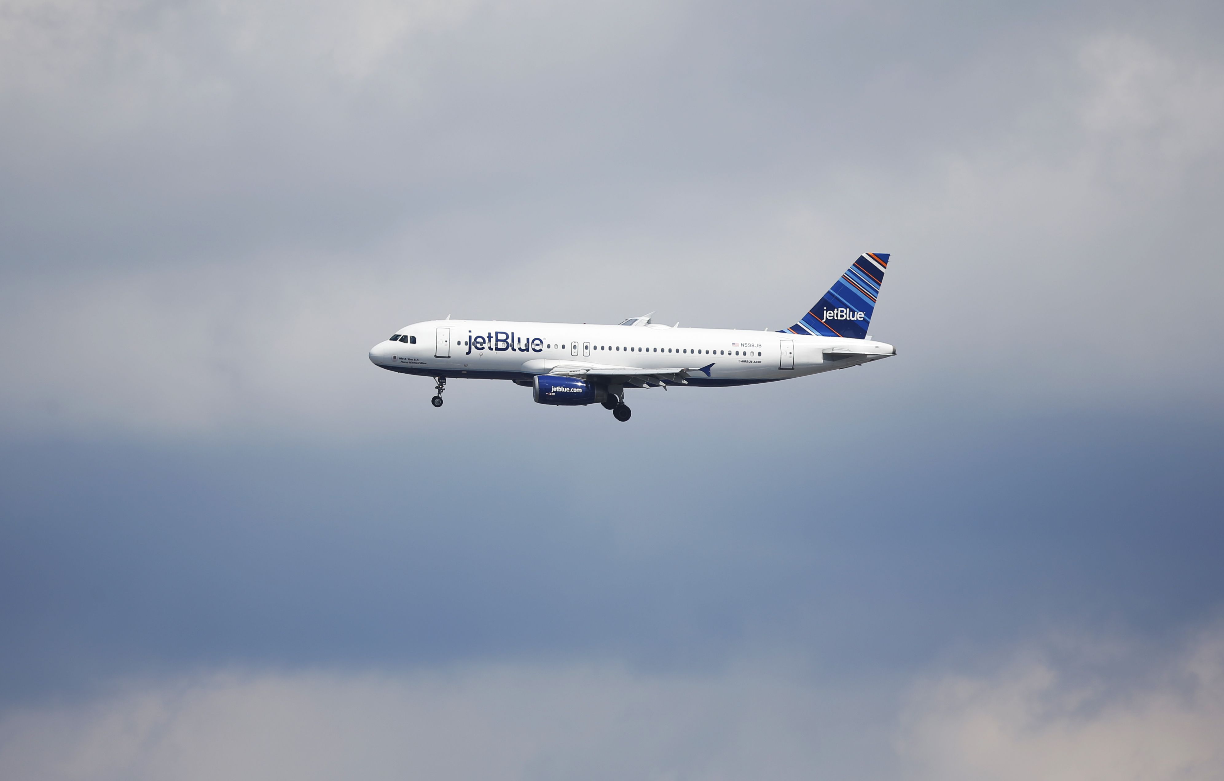 Jetblue Airbus A320 Landing at LGA Shutterstock_155591156