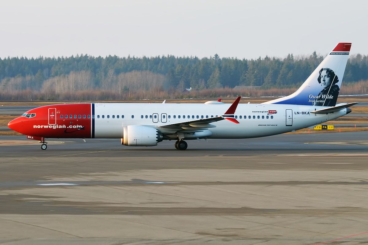 norwegian_（oscar_wilde_livery），_ ln-bka，_boeing_737-8_max_（47630663771）