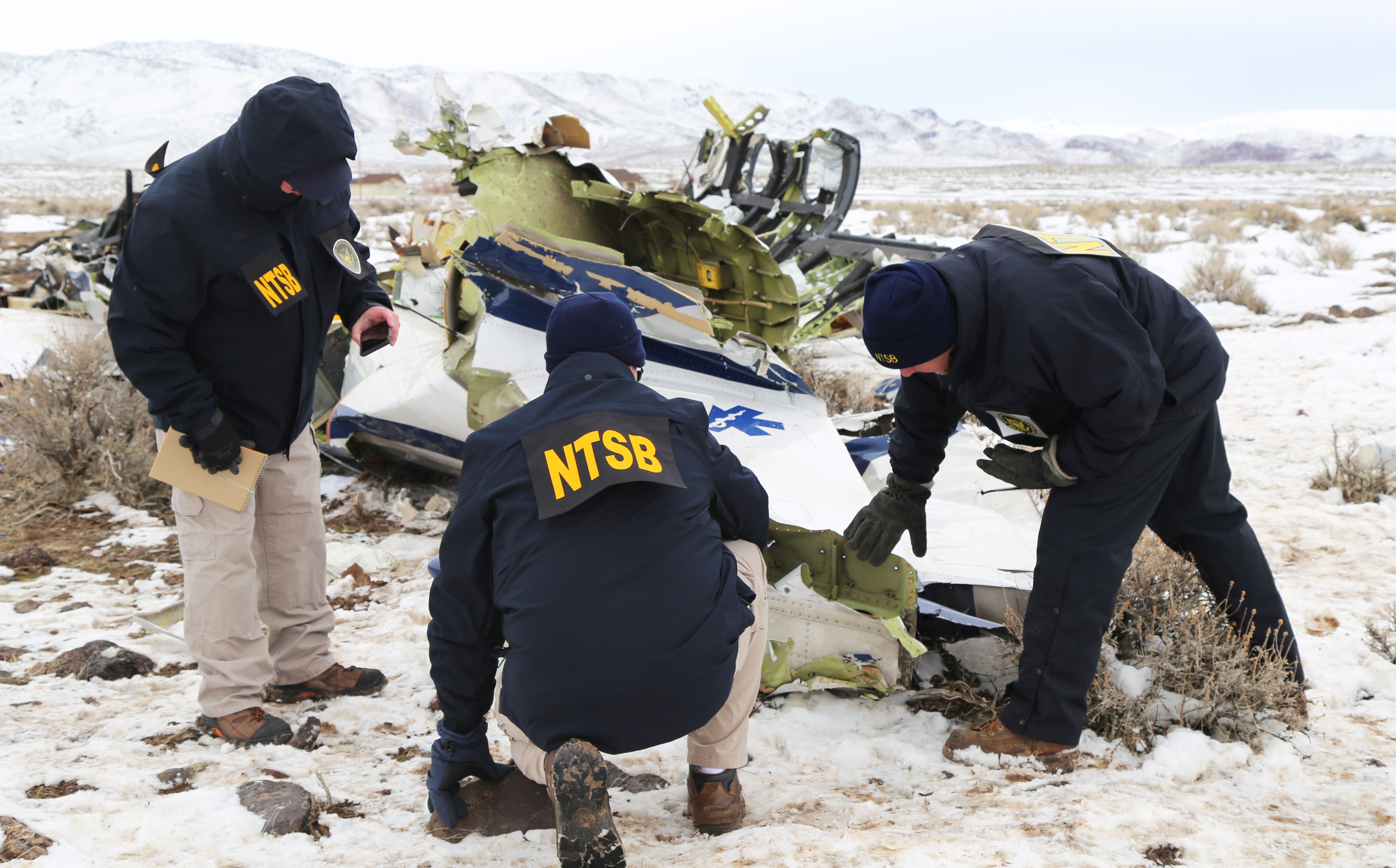 NTSB的調查人員記錄了內華達州代頓墜機現場的Pilatus PC-12飛機殘骸。