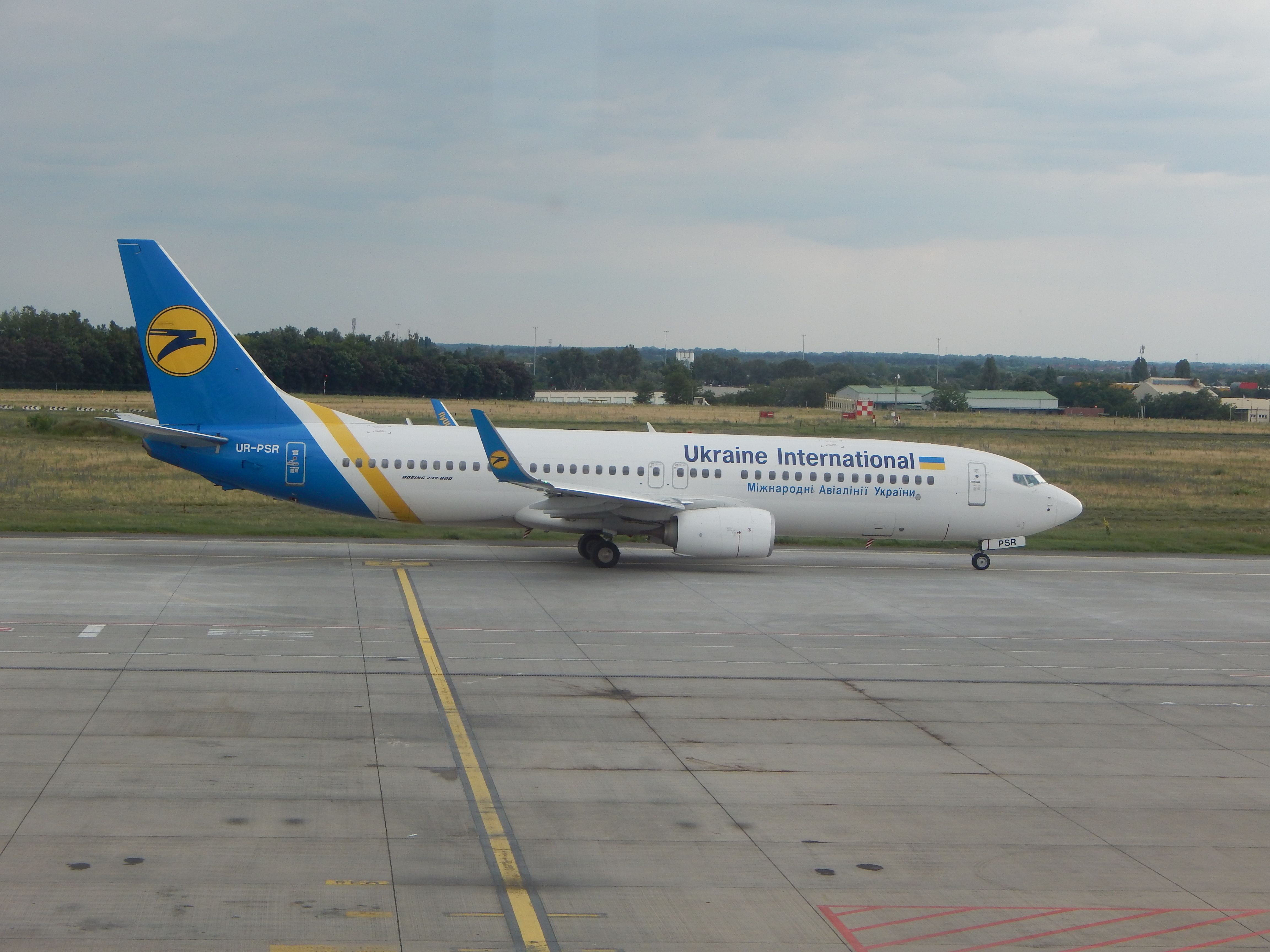 Ps752_ukraine_intrination_Airlines_ur-psr_ (B738) _at_budapest_Airport