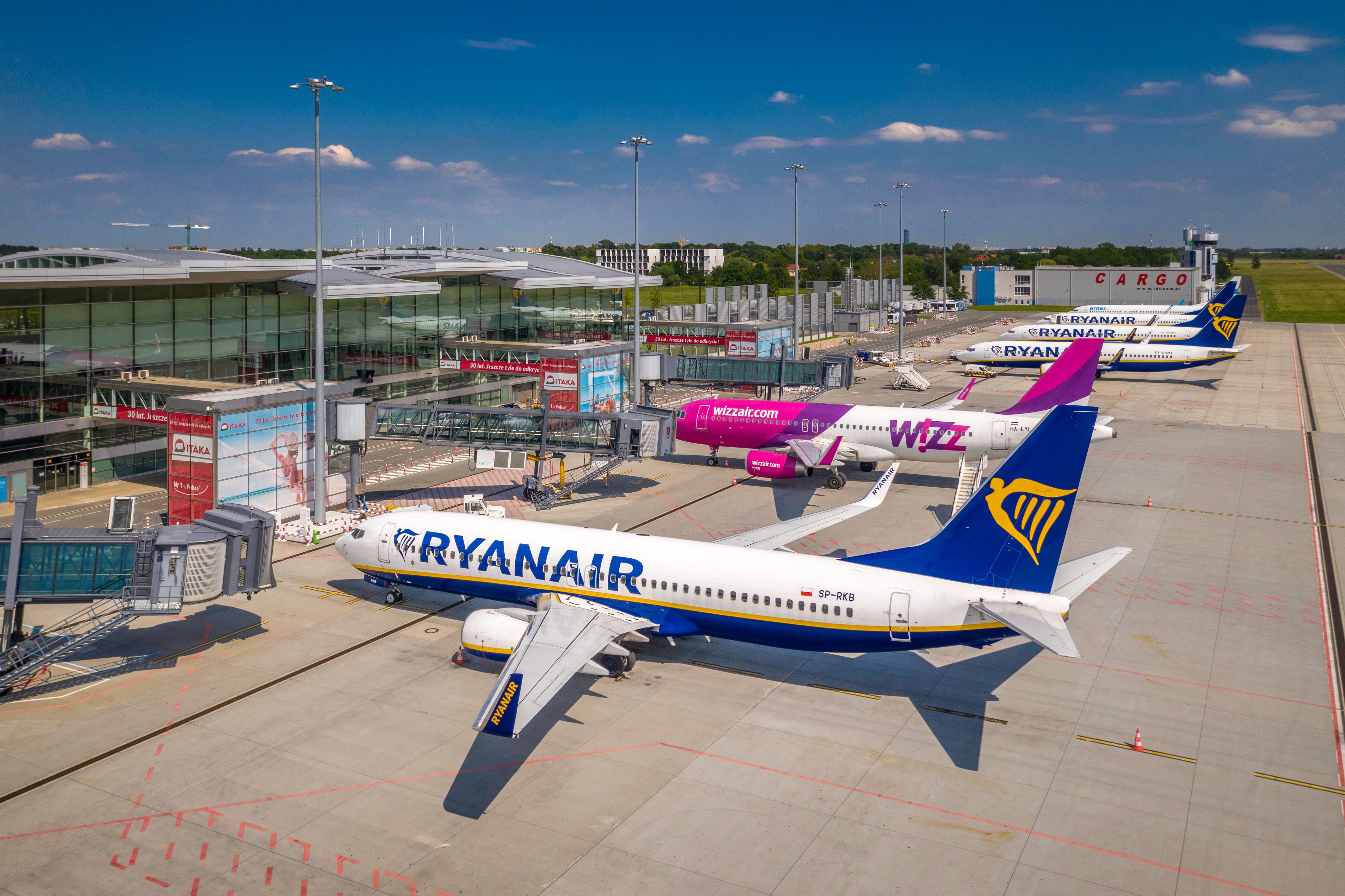 Ryanair Boeing 737和Wizz Air Airbus A320 Shutterstock_1769072678
