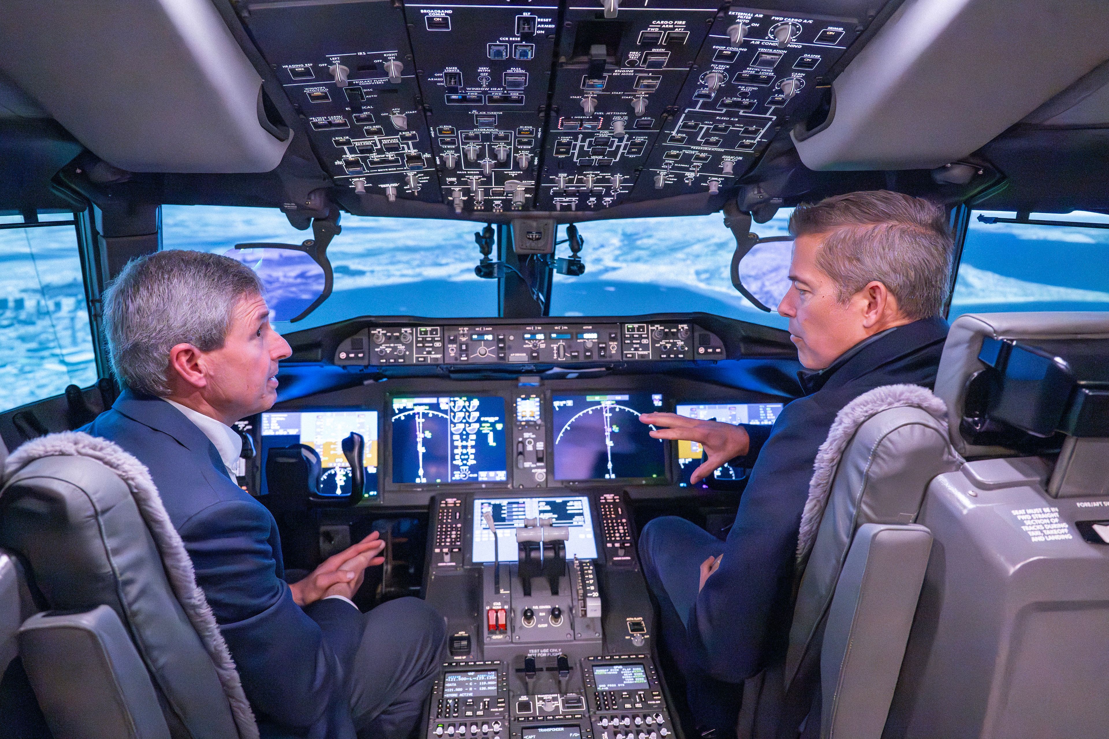 肖恩·達菲（Sean Duffy）在波音777-9模擬器中