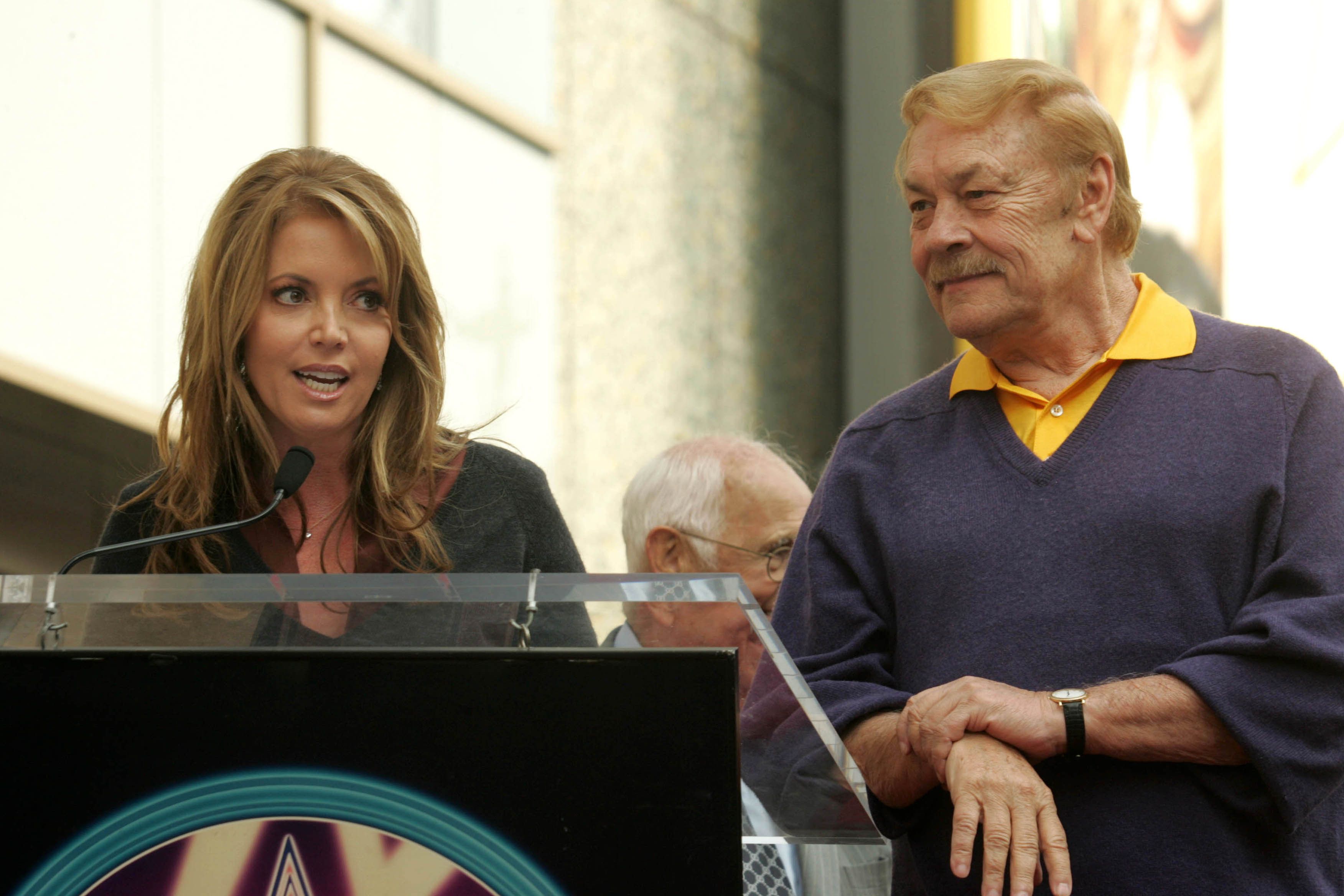 吉妮·巴斯（Jeanie Buss）和傑里（Jerry）的巴士在儀式上，紀念洛杉磯湖人隊老闆傑里·巴斯