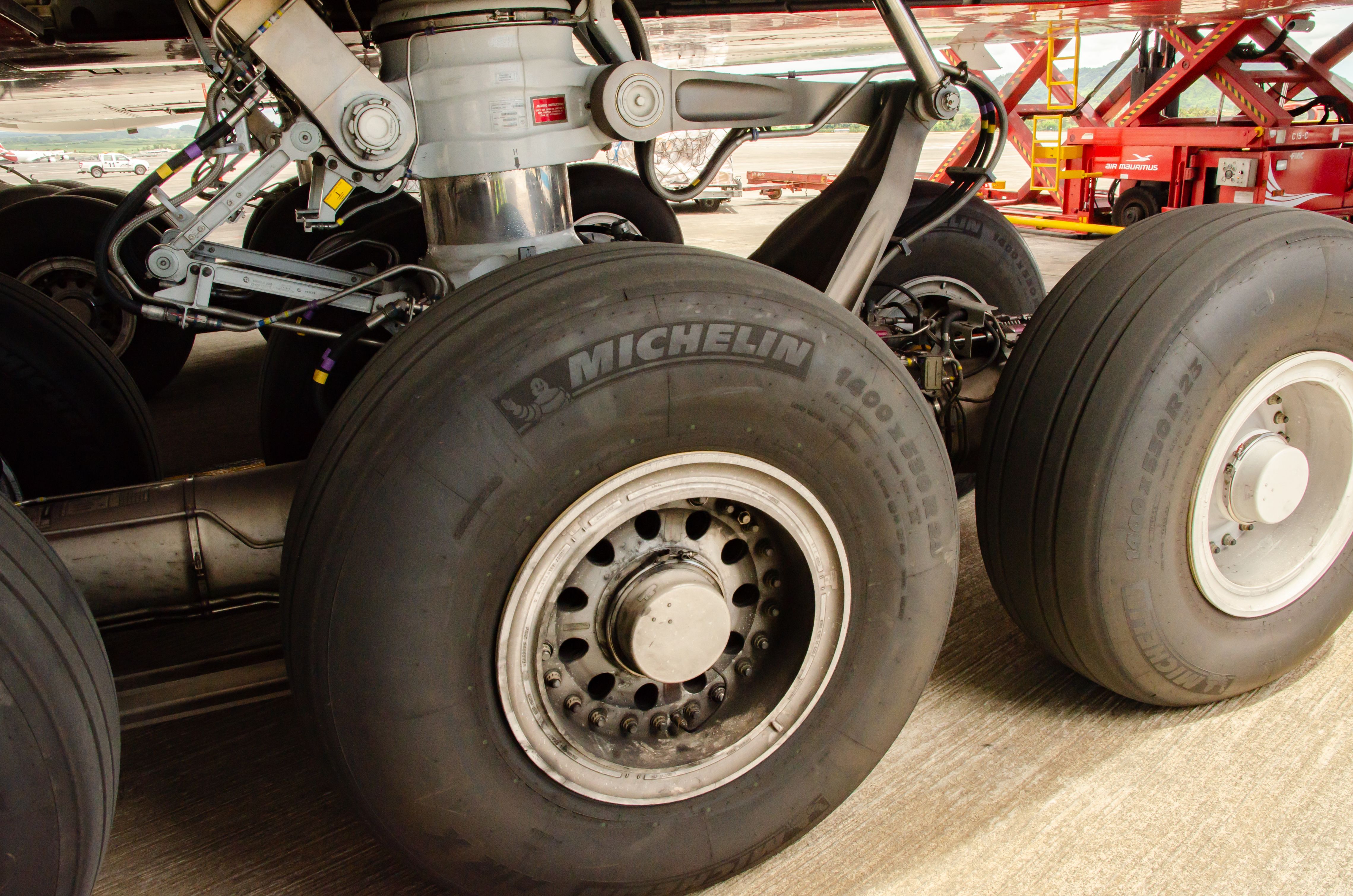 UAE A380 close tires
