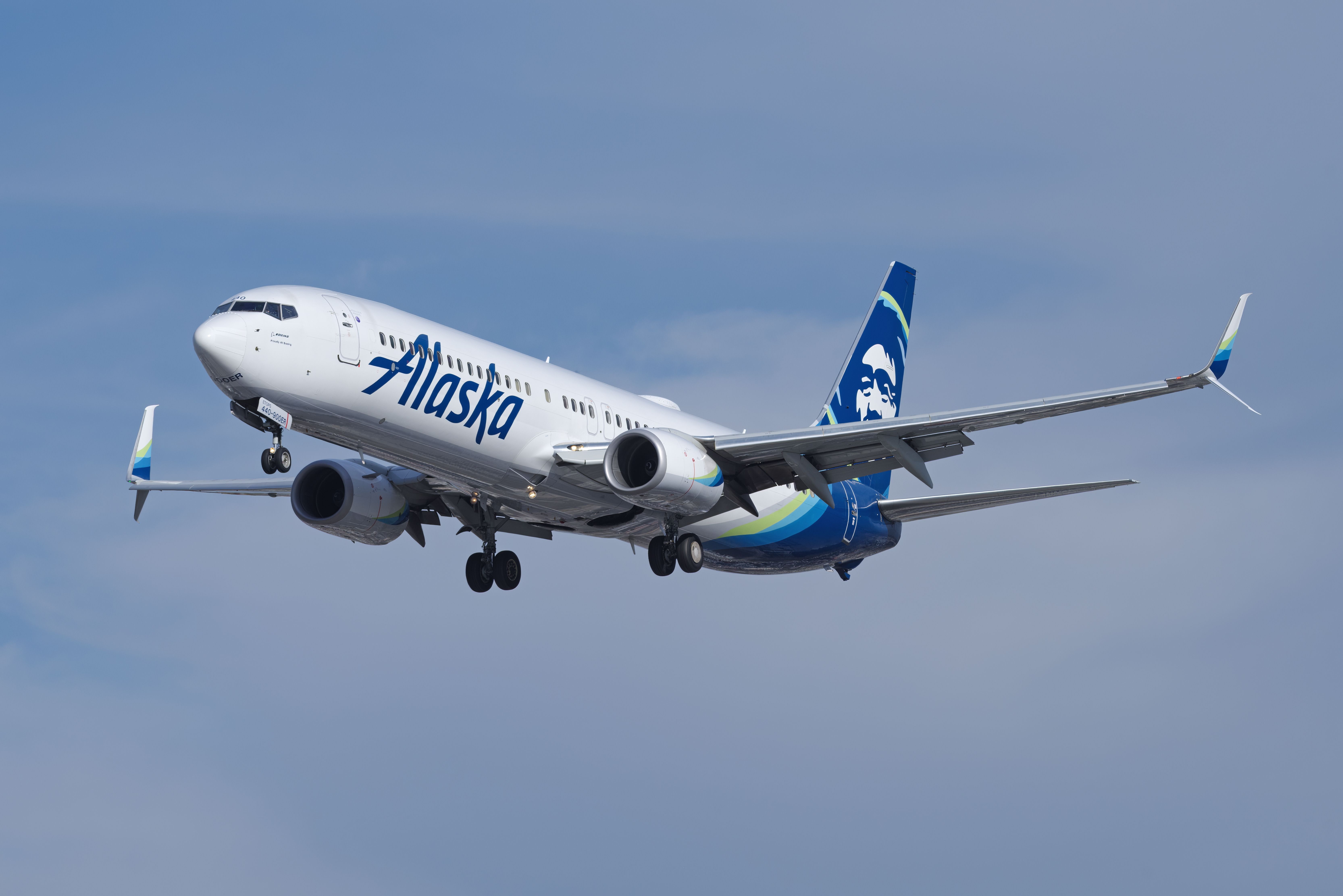 : Alaska Airlines Boeing 737 MAX 9 shown on final approach to LAX