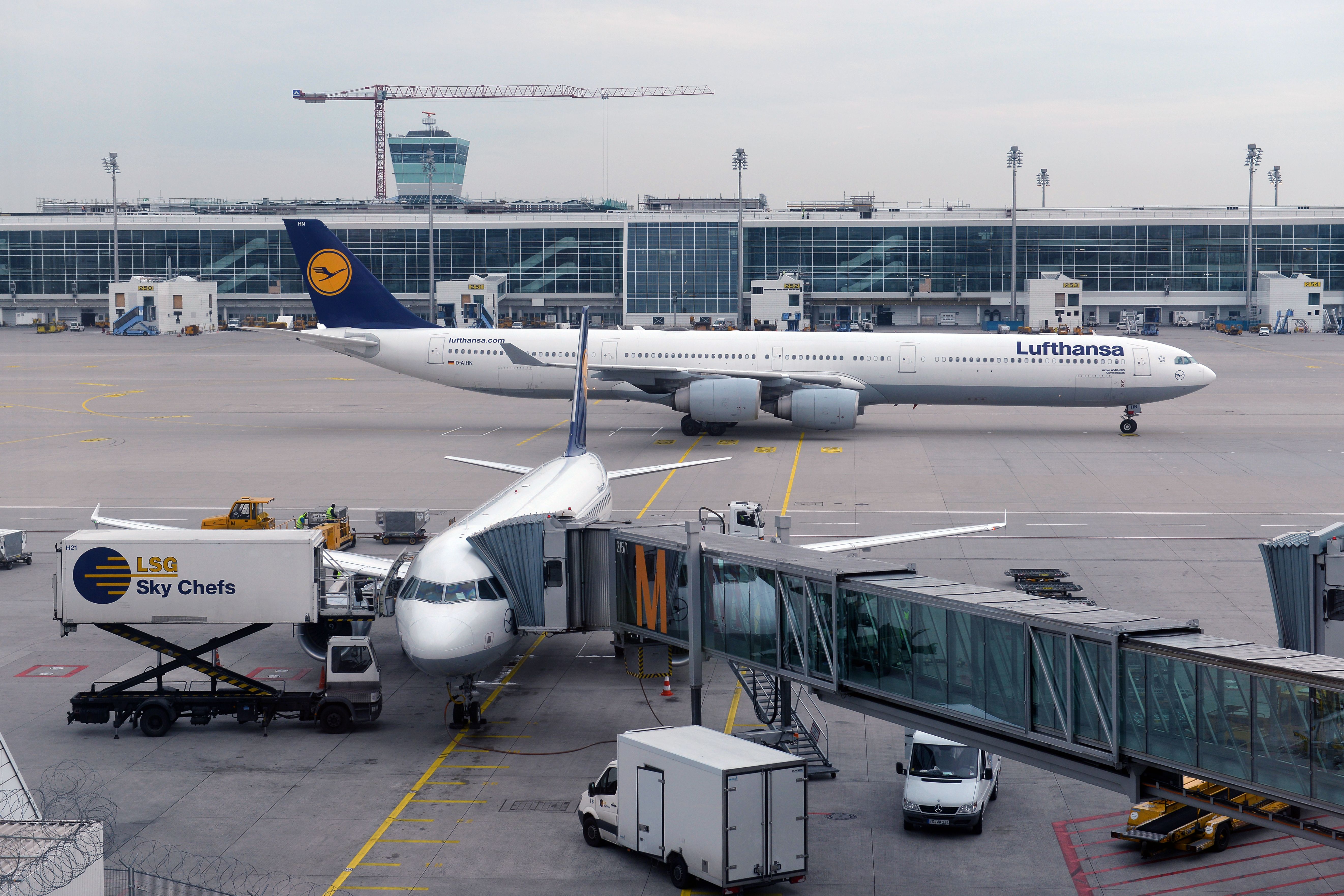 Lufthansa A340 & A320 In Munich