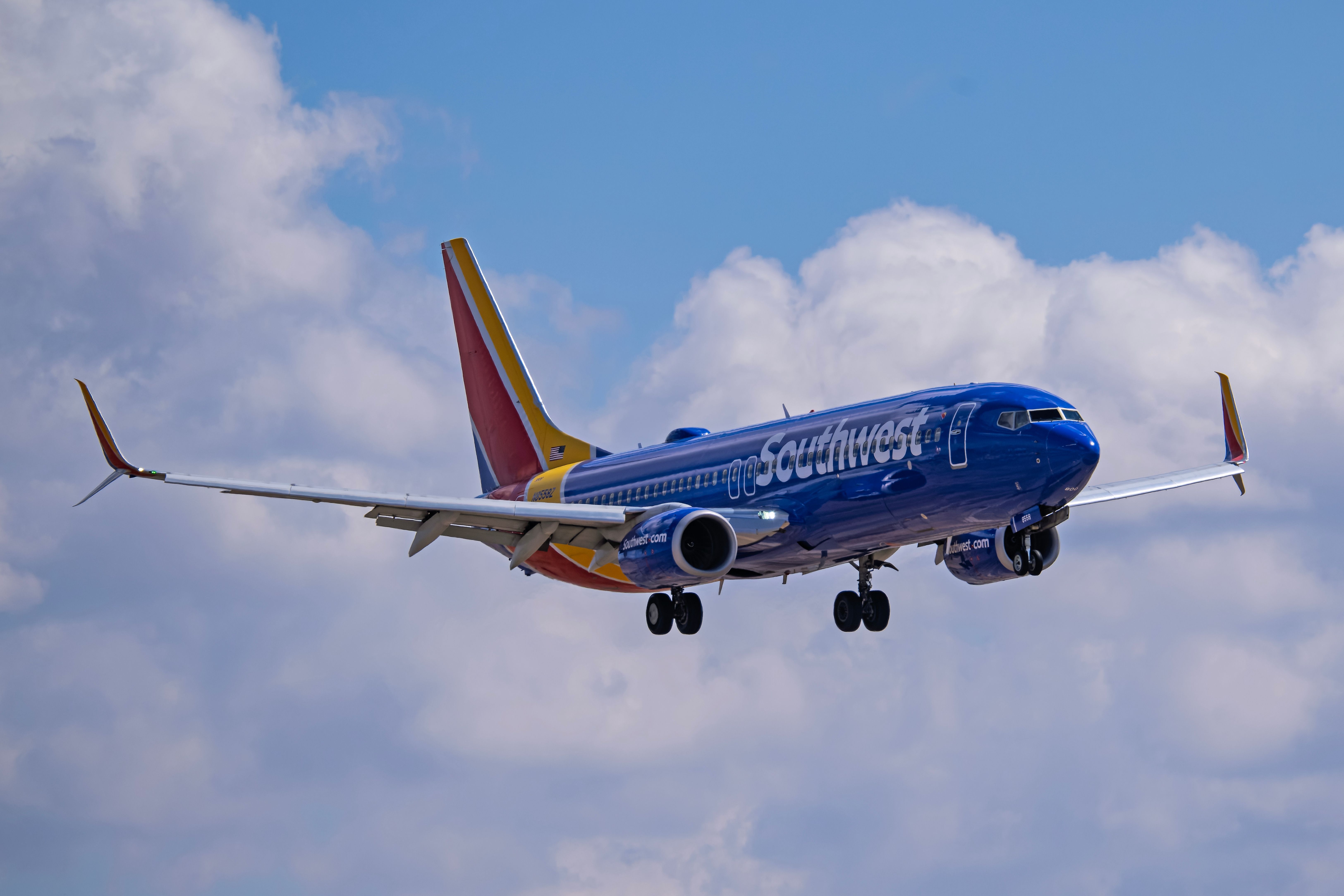 Southern West Airways Boeing 737-800 Land in PhX SHUTTESTOCK_2601239561