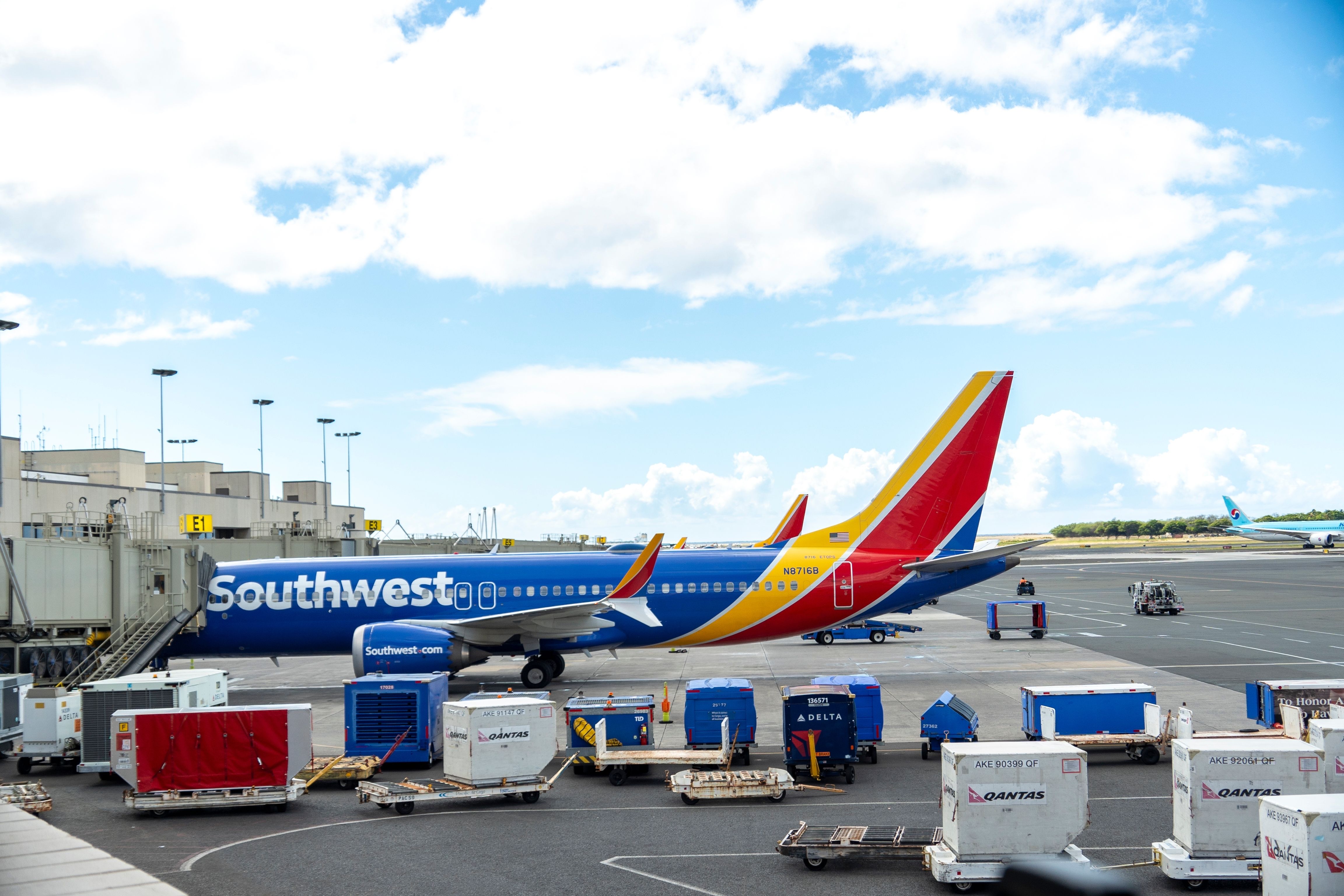 Southern West Airways Boeing 737 is a maximum of 8 at Hnl Shutterstock_2546149495