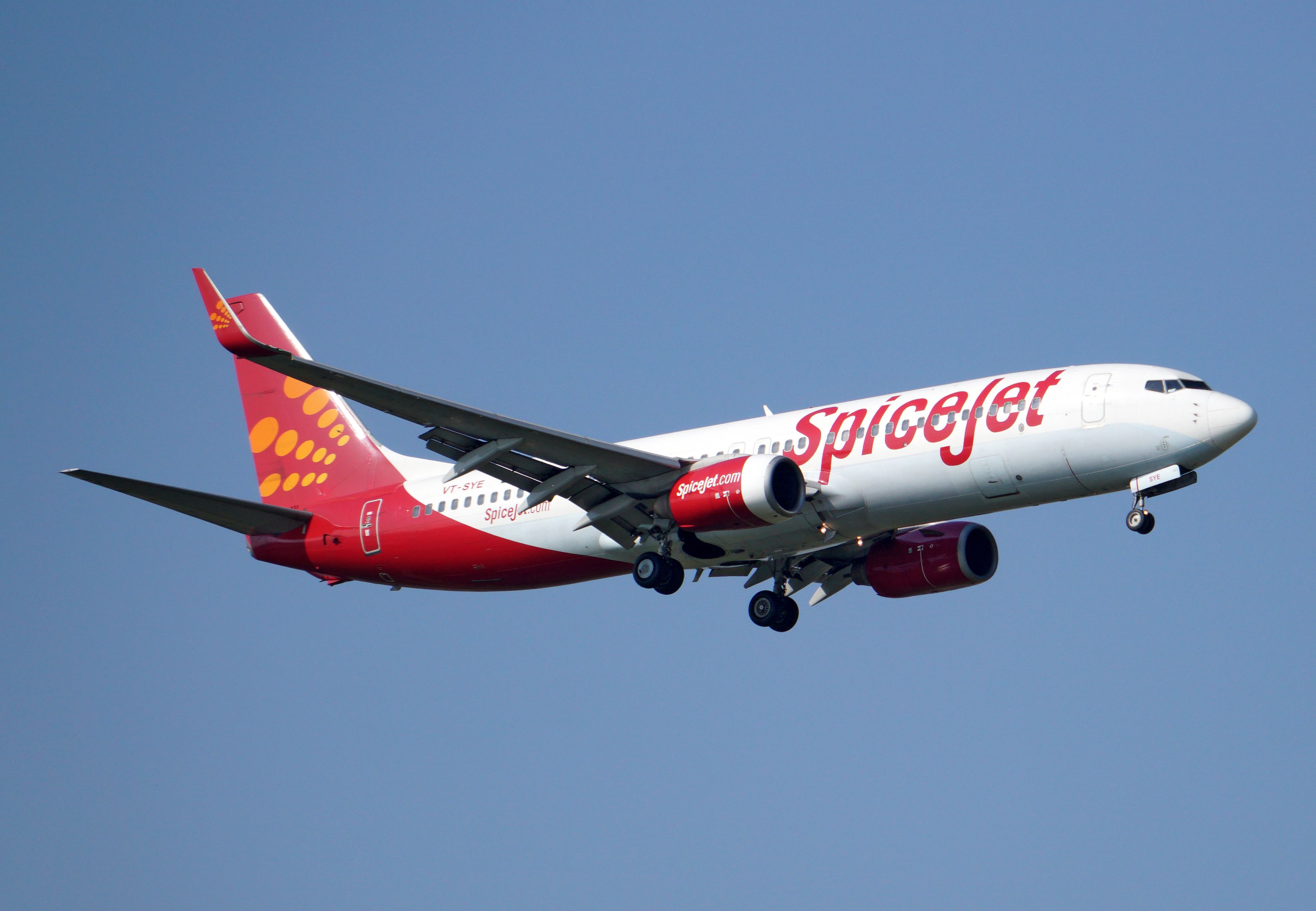 BKK Shutterstock_1853140411的SpiceJet波音737-800降落