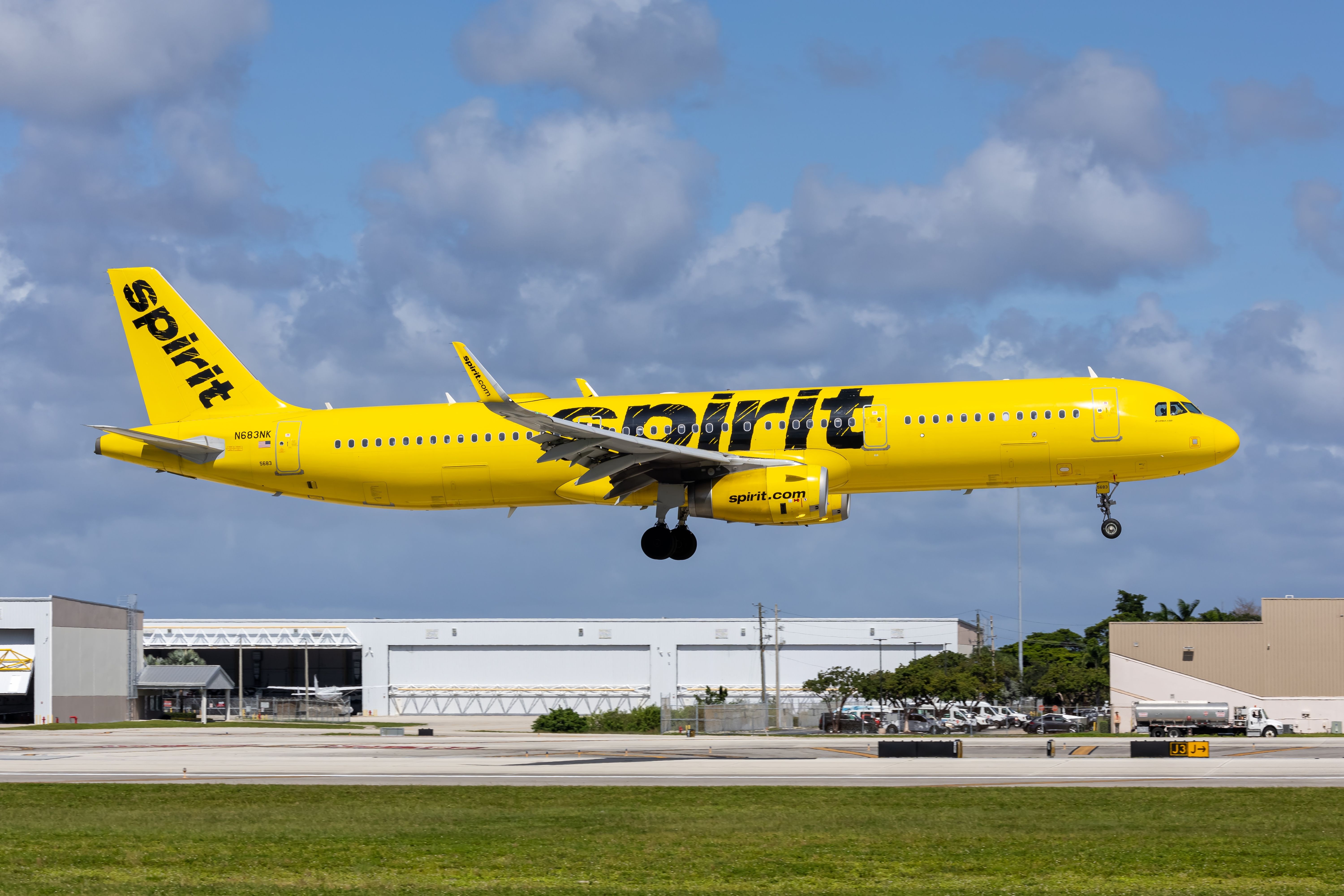 Spirit Airlines Airbus A321CEO登陸fll Shutterstock_2566131465
