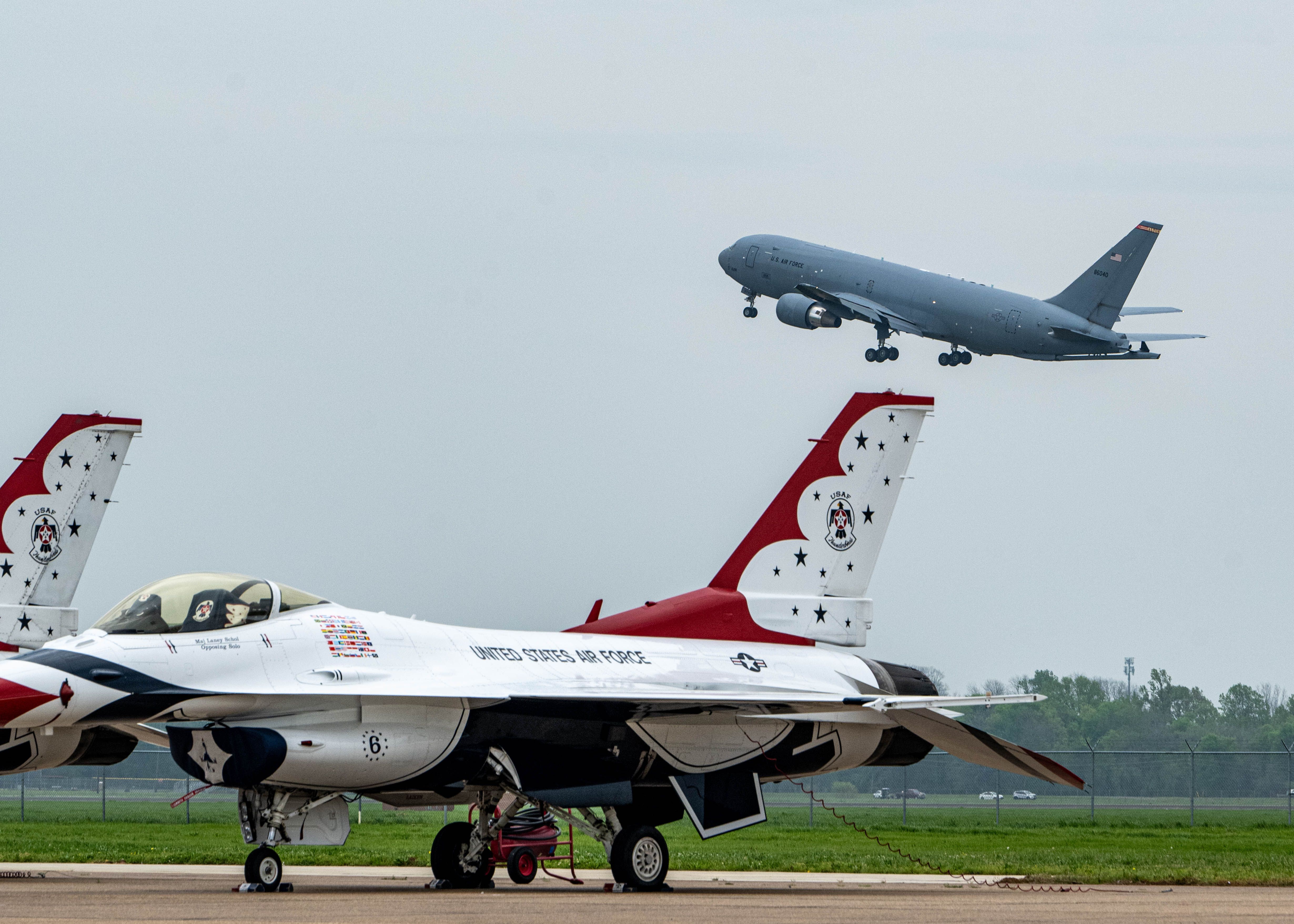 The CC-46A PEGASUS team is working at the 2025 Air Force Show at the Parksdel Air Base, no. , 30 March 2025
