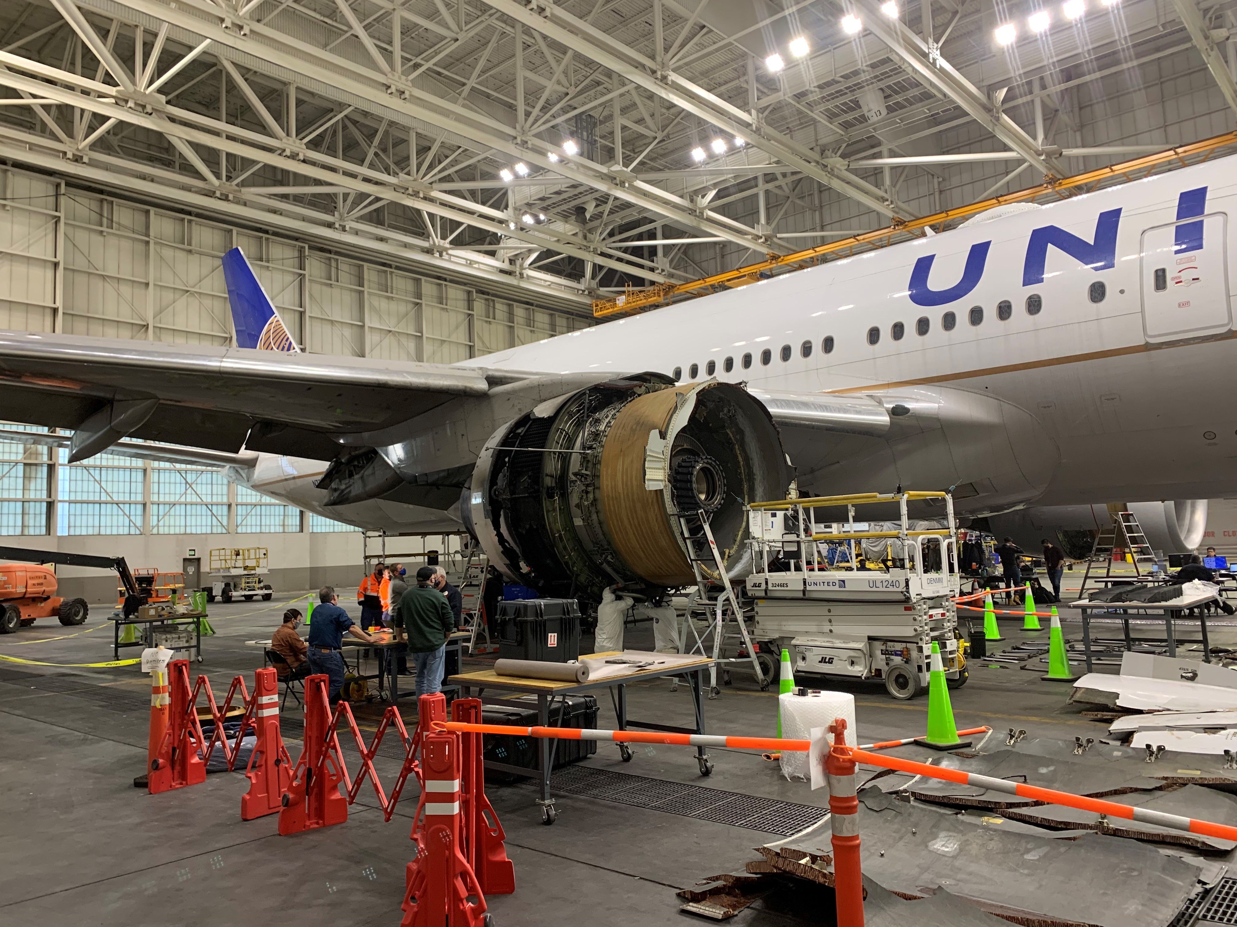 這張圖像於2021年2月22日拍攝，顯示了發動機故障後，聯合航空公司328號航班，波音777-200的2號發動機的損壞。