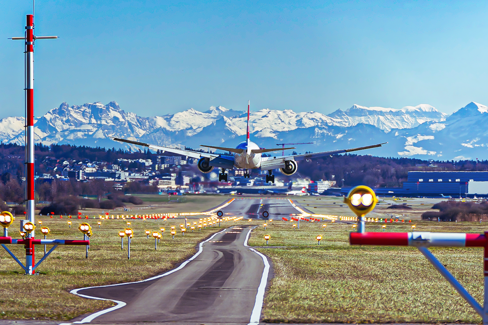 Boeing 777-300ER landing