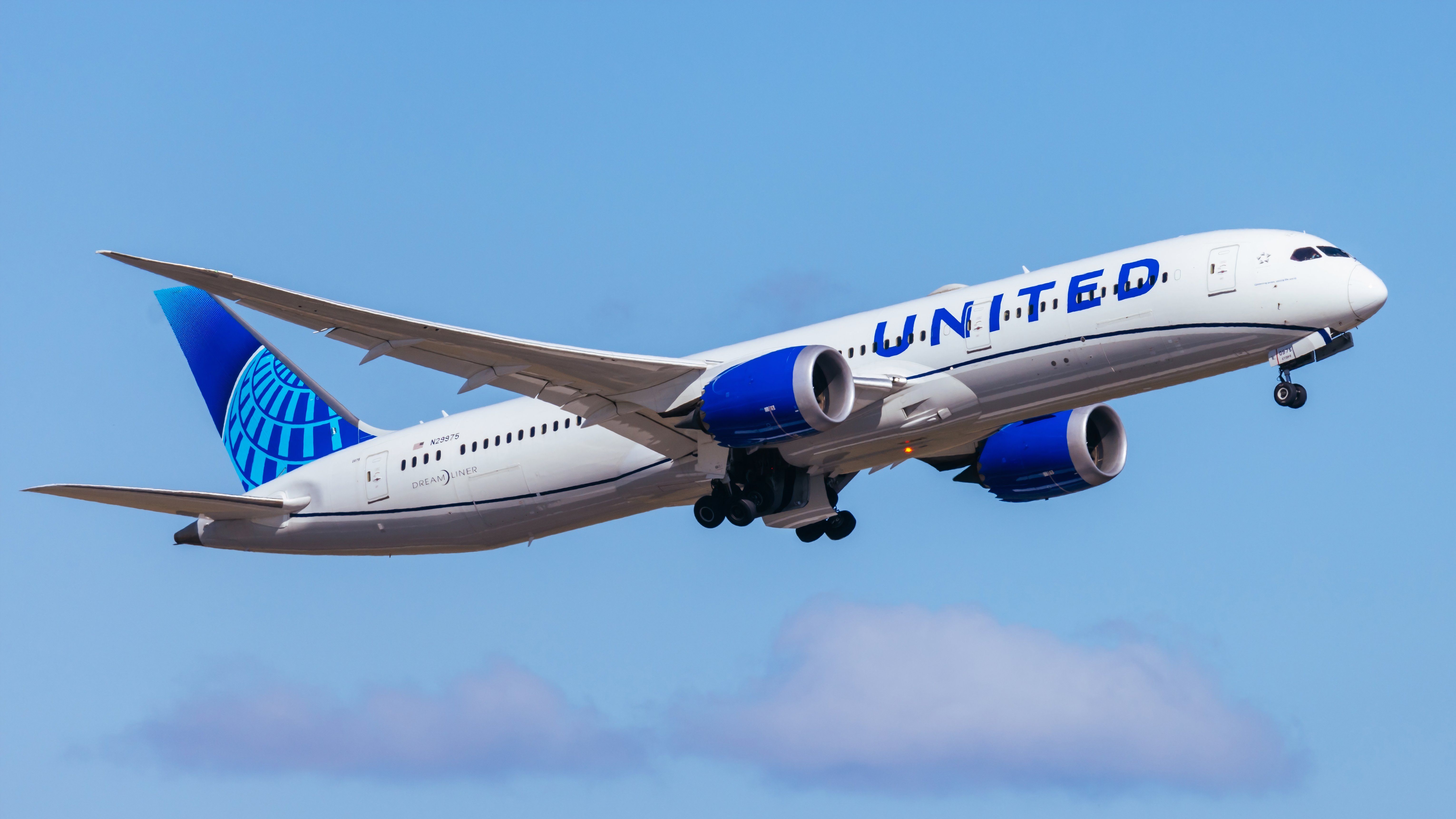 United 787-9 climbing