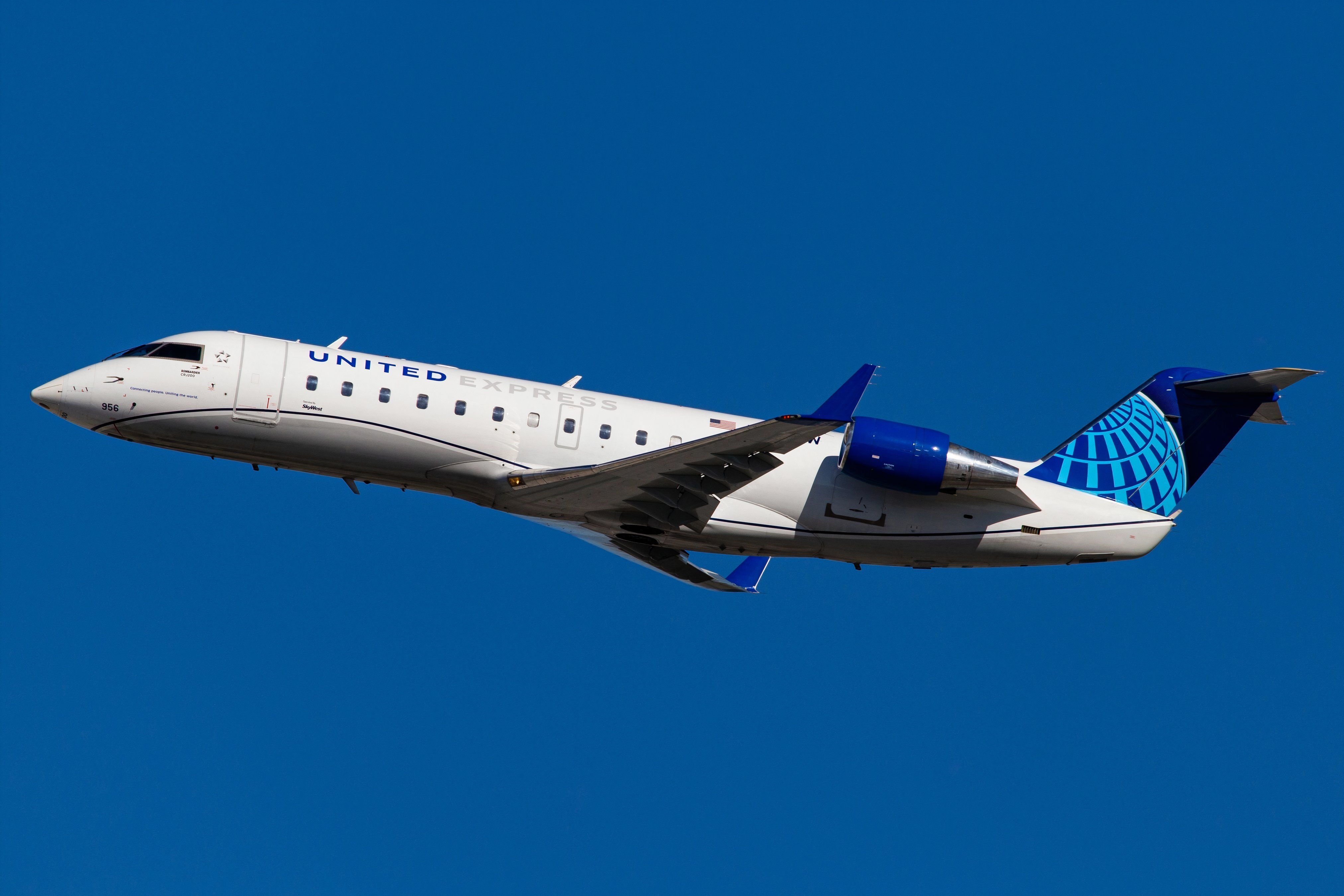 United Express CRJ200 shutterstock_2469442427