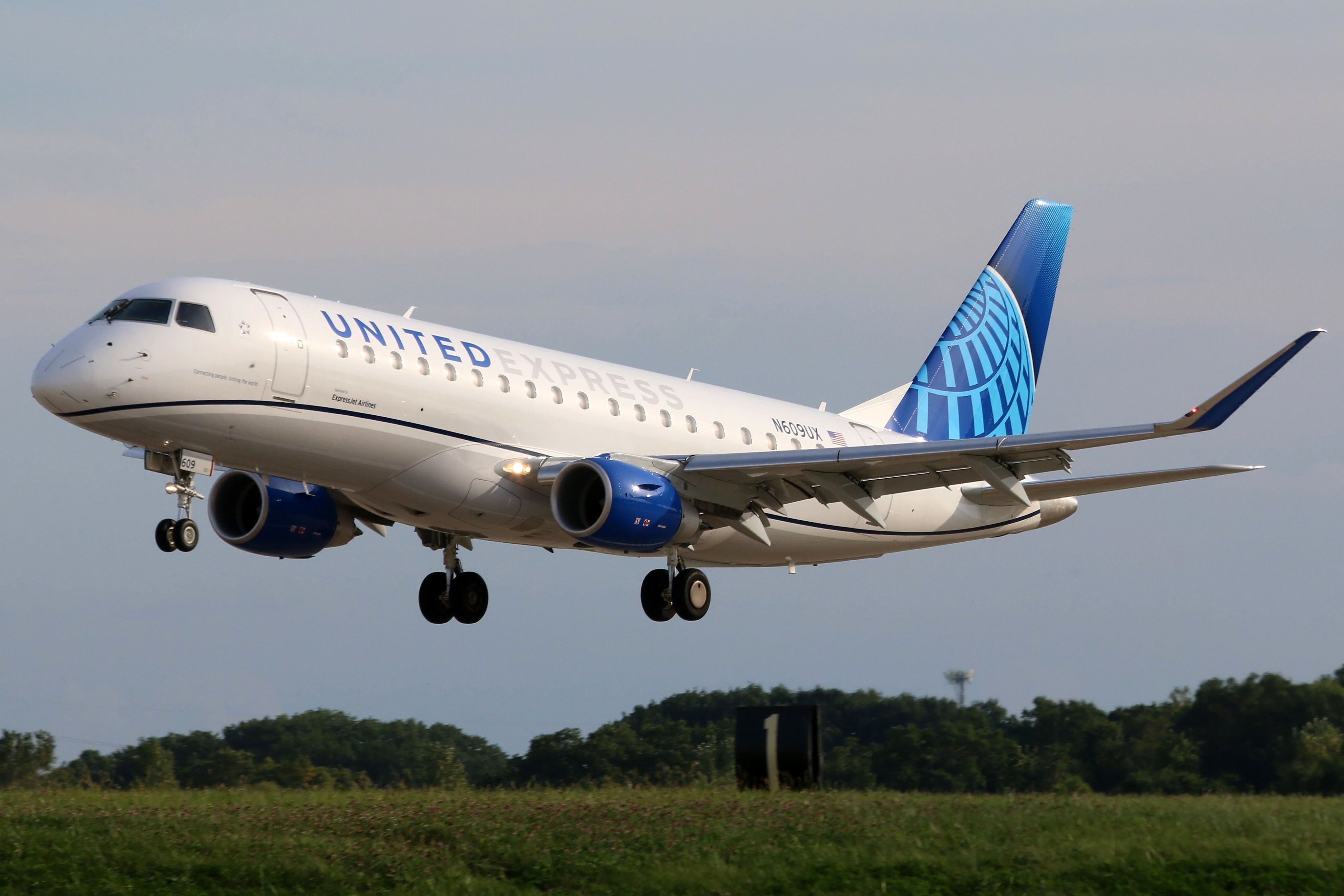 United Express E175