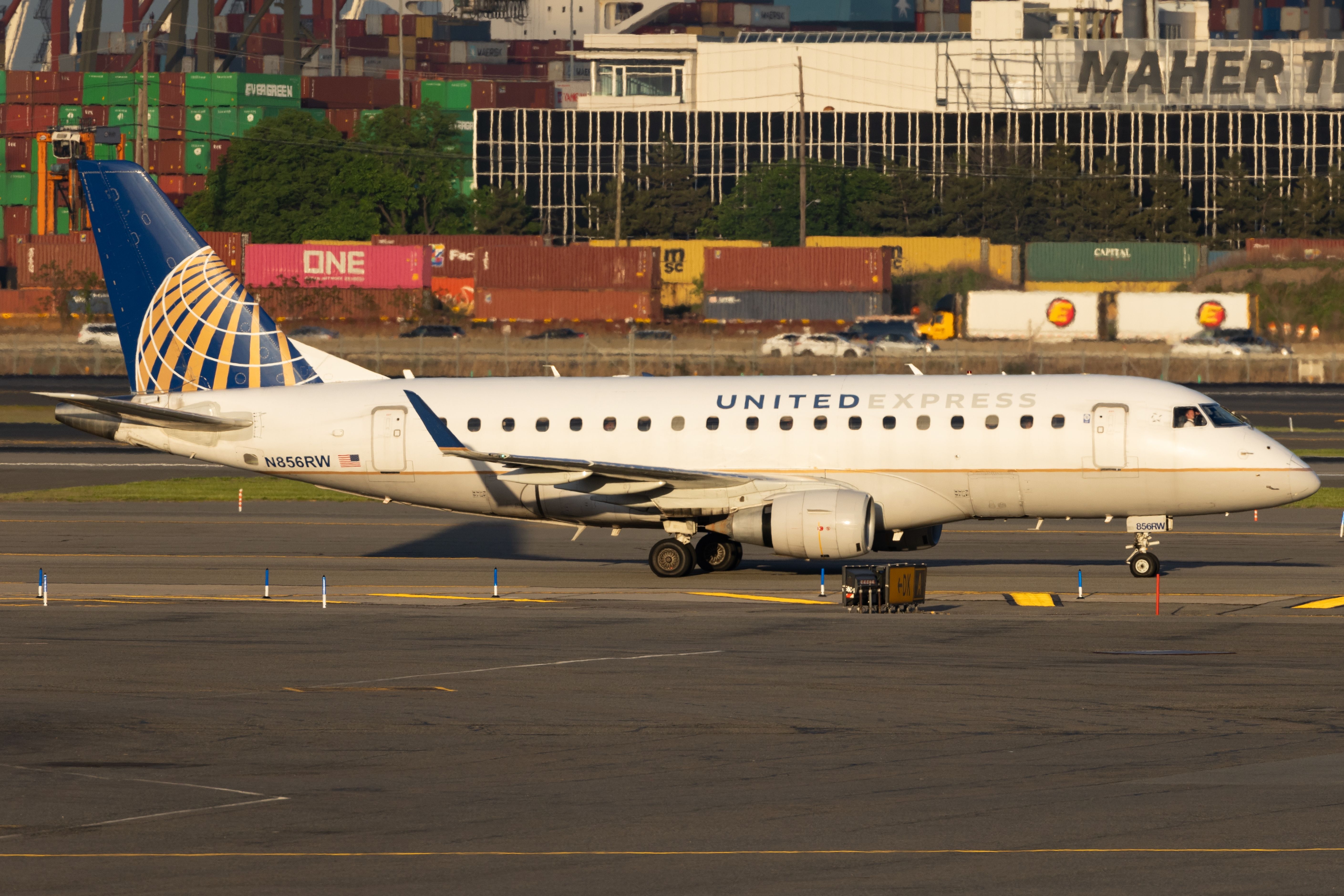 United Express Embraer E175 shutterstock_2400003791