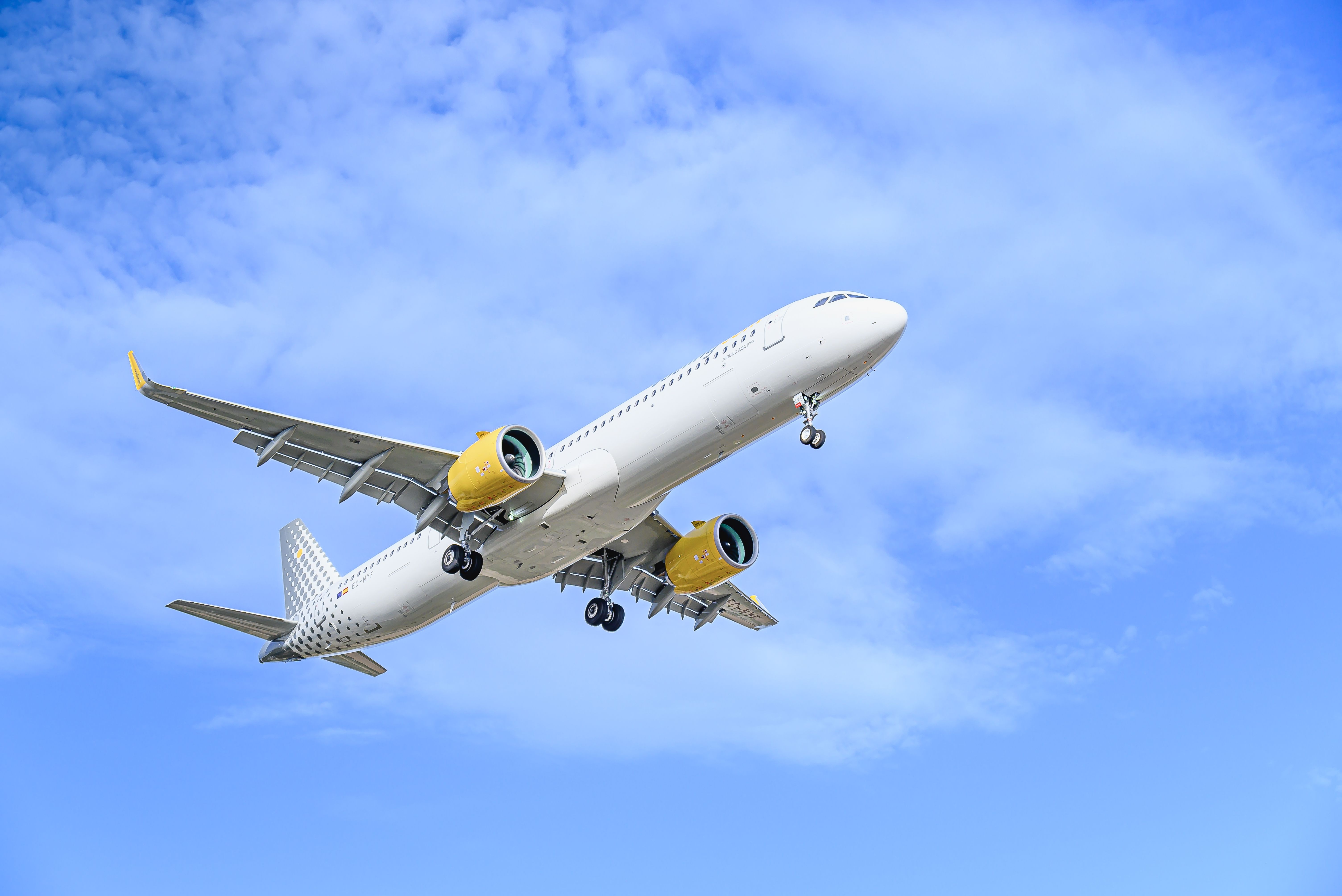 Vueling Airbus A321neo Landing at BCN Shutterstock_2599708697