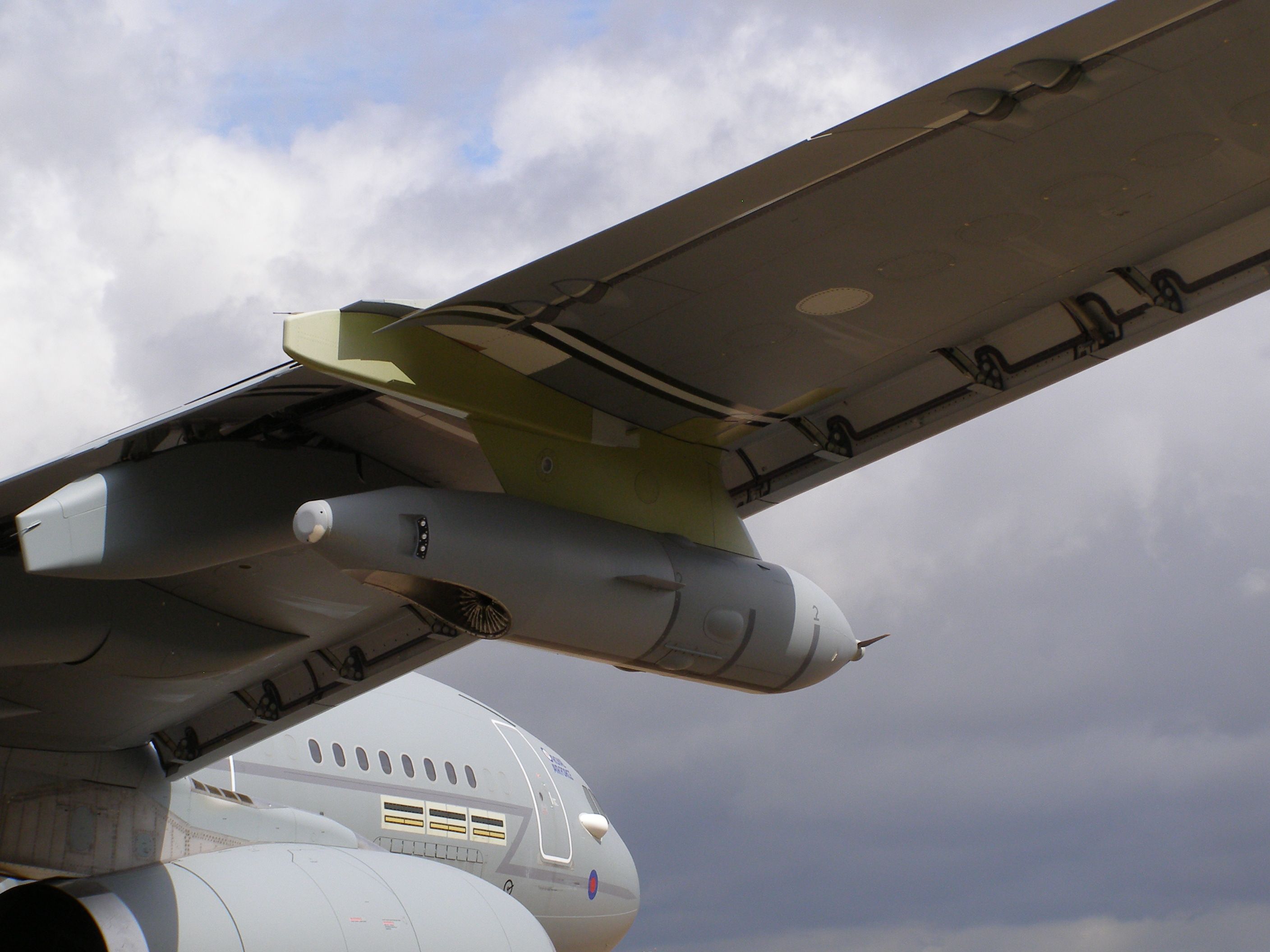 Yoyager-underwing-Cobham-Pod