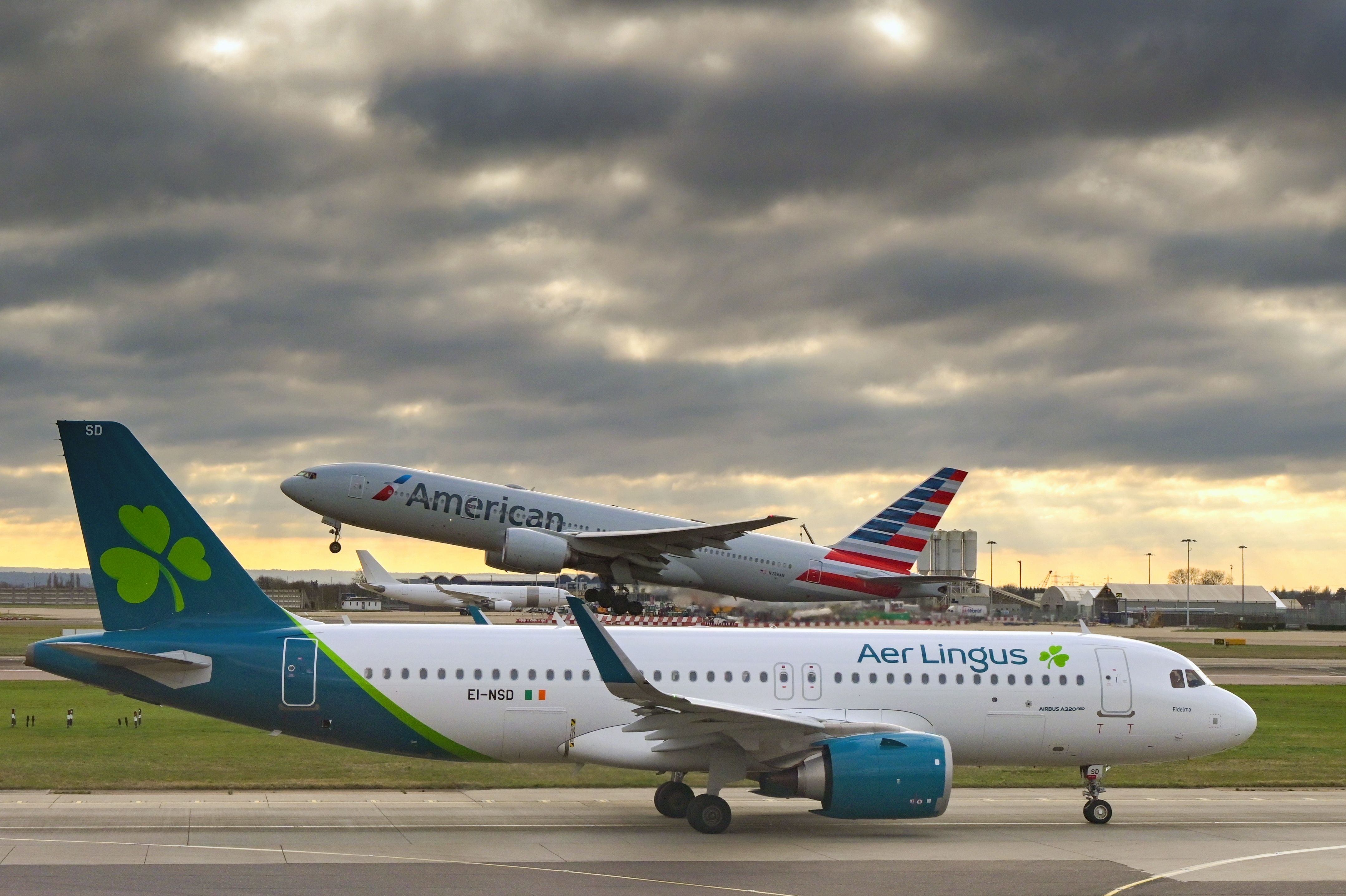 Aviones American Airlines y Aer Lingus en el aeropuerto de Londres Heathrow LHR Shutstock_2465326795