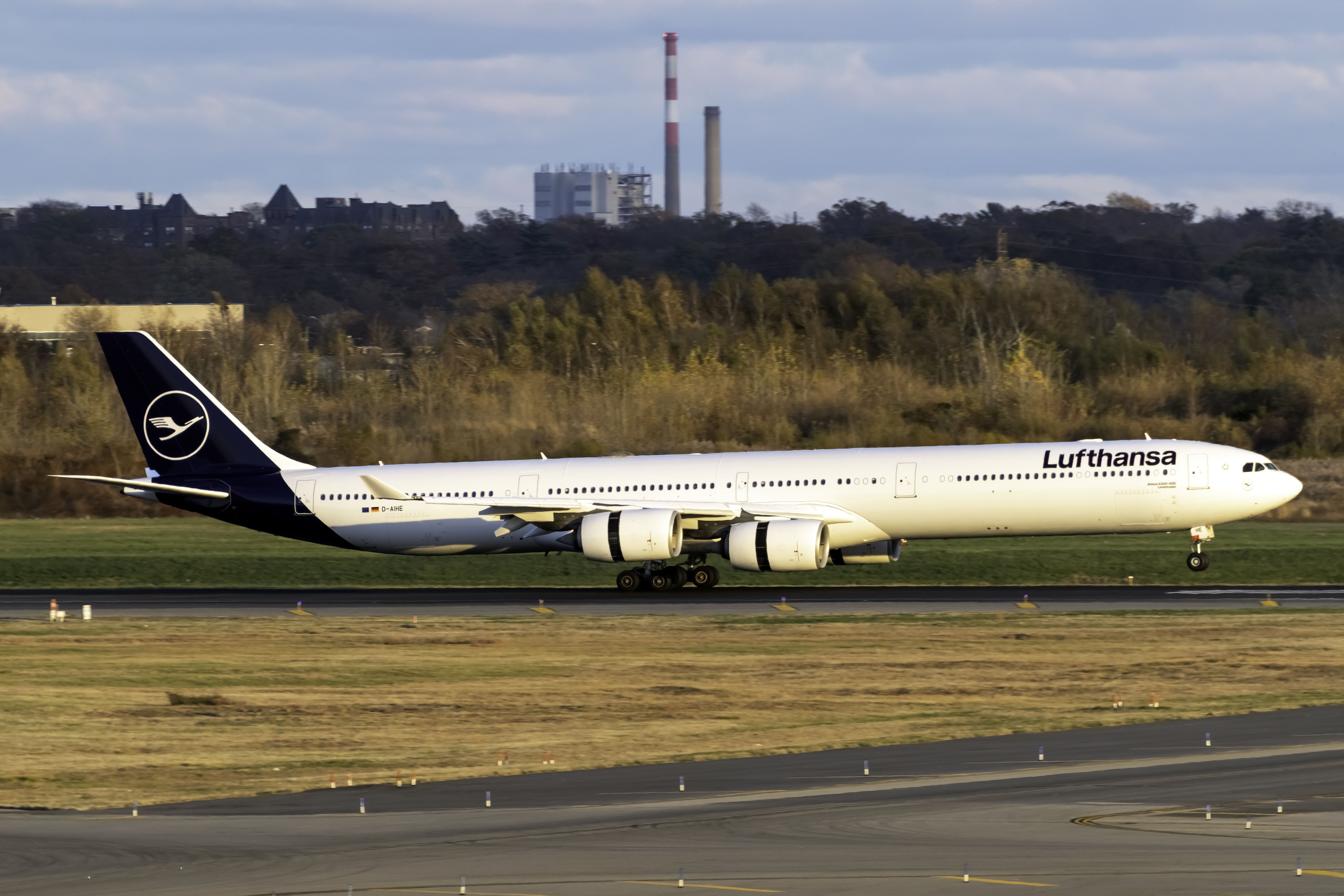 D-AIHE Lufthansa Airbus A340-642 (1) Cropped (1)